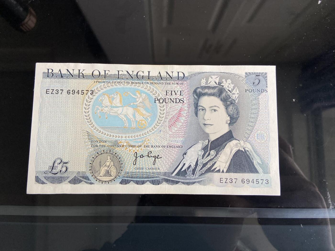 【炜奕收藏】，第二十六期 英国D序列5镑，UNC-品相，左上角有轻微缺角