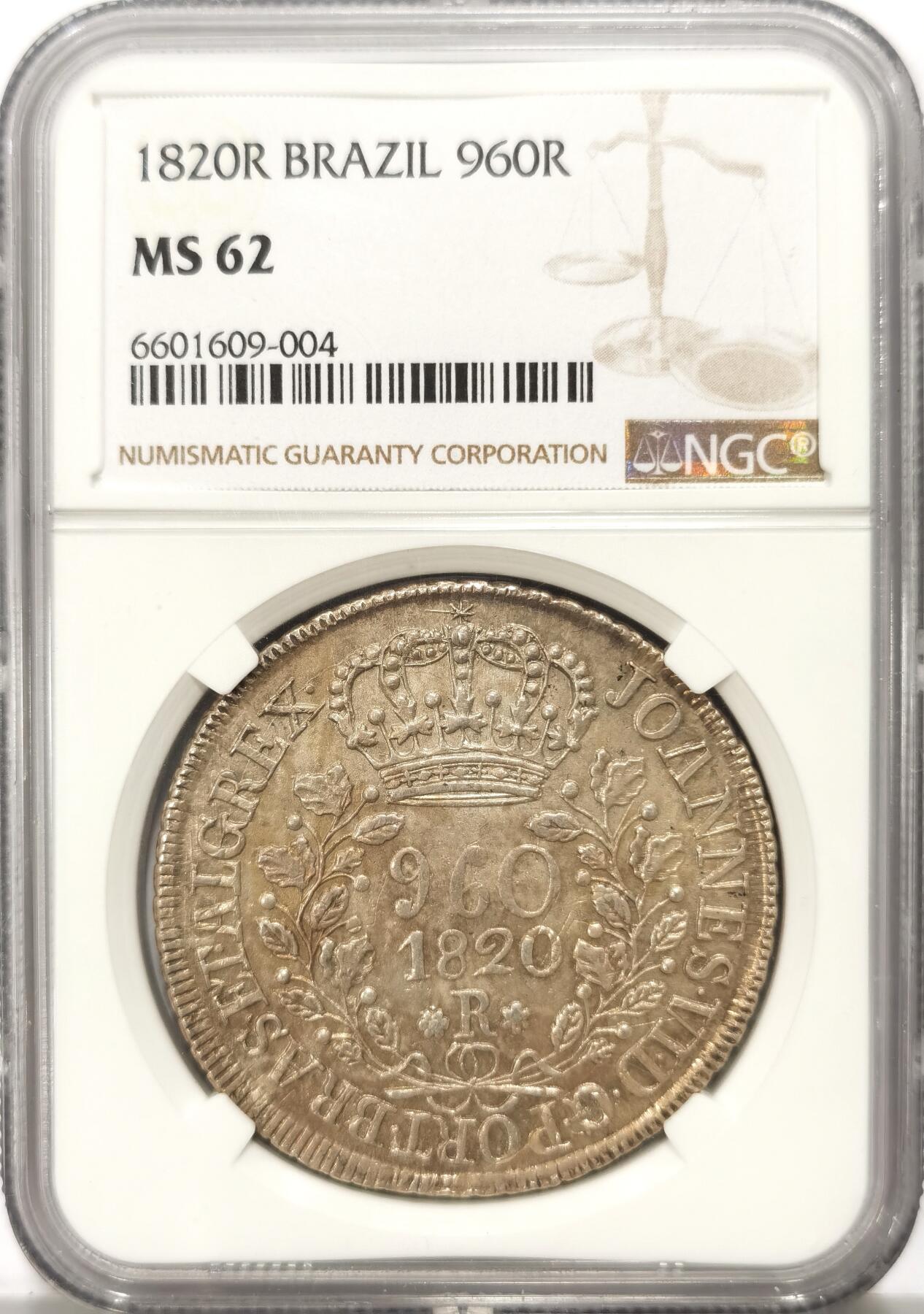博洋堂“不负春光”二月精品专场暨第112期（全场包邮） NGC MS62 葡属巴西1820年R版960R地球大银币，加盖在一枚玻利维亚双柱上，能看到相关母币信息，Ex. Antonio Joaquim da Costa Collection，带原始藏家纸袋，币面有博物馆标记CE-7A，也与纸袋匹配，非常有纪念意义的一枚