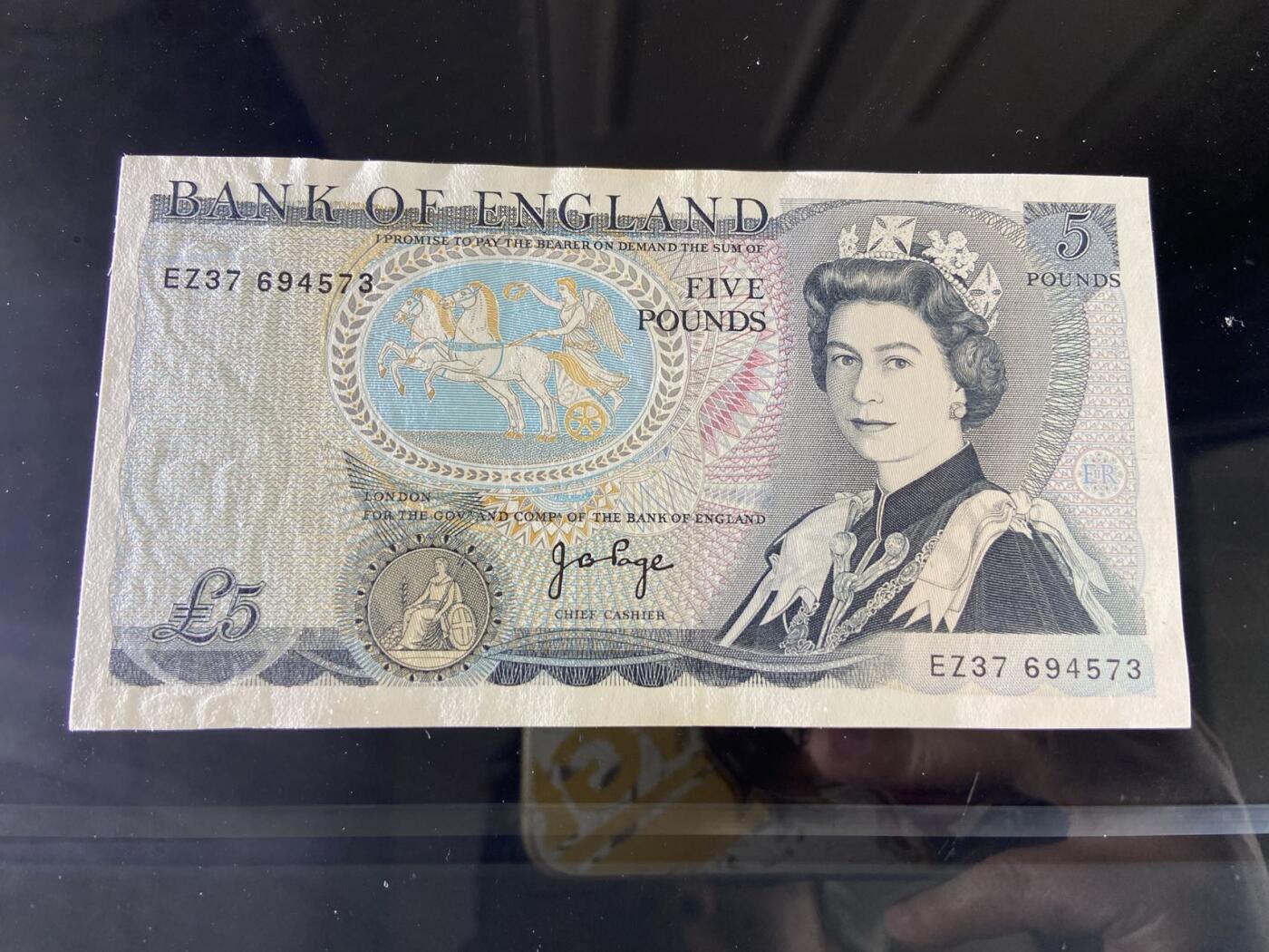 【炜奕收藏】，第二十六期 英国D序列5镑，UNC-品相，左上角有轻微缺角