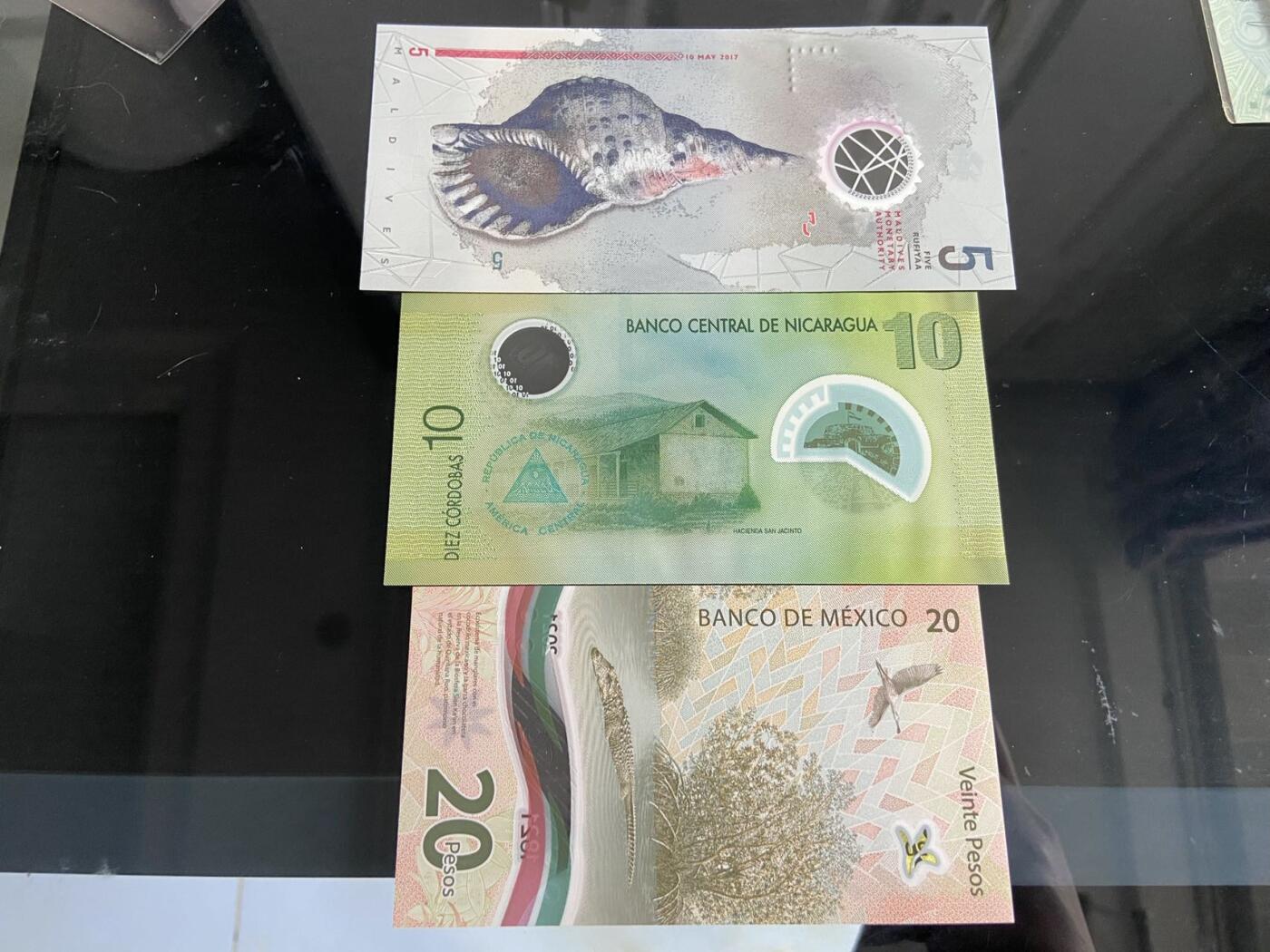 【炜奕收藏】，第二十六期 3张不同国家塑料钞，UNC品相