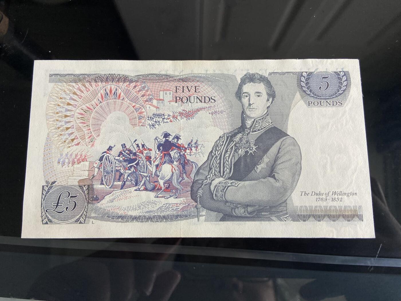 【炜奕收藏】，第二十六期 英国D序列5镑，UNC-品相，左上角有轻微缺角