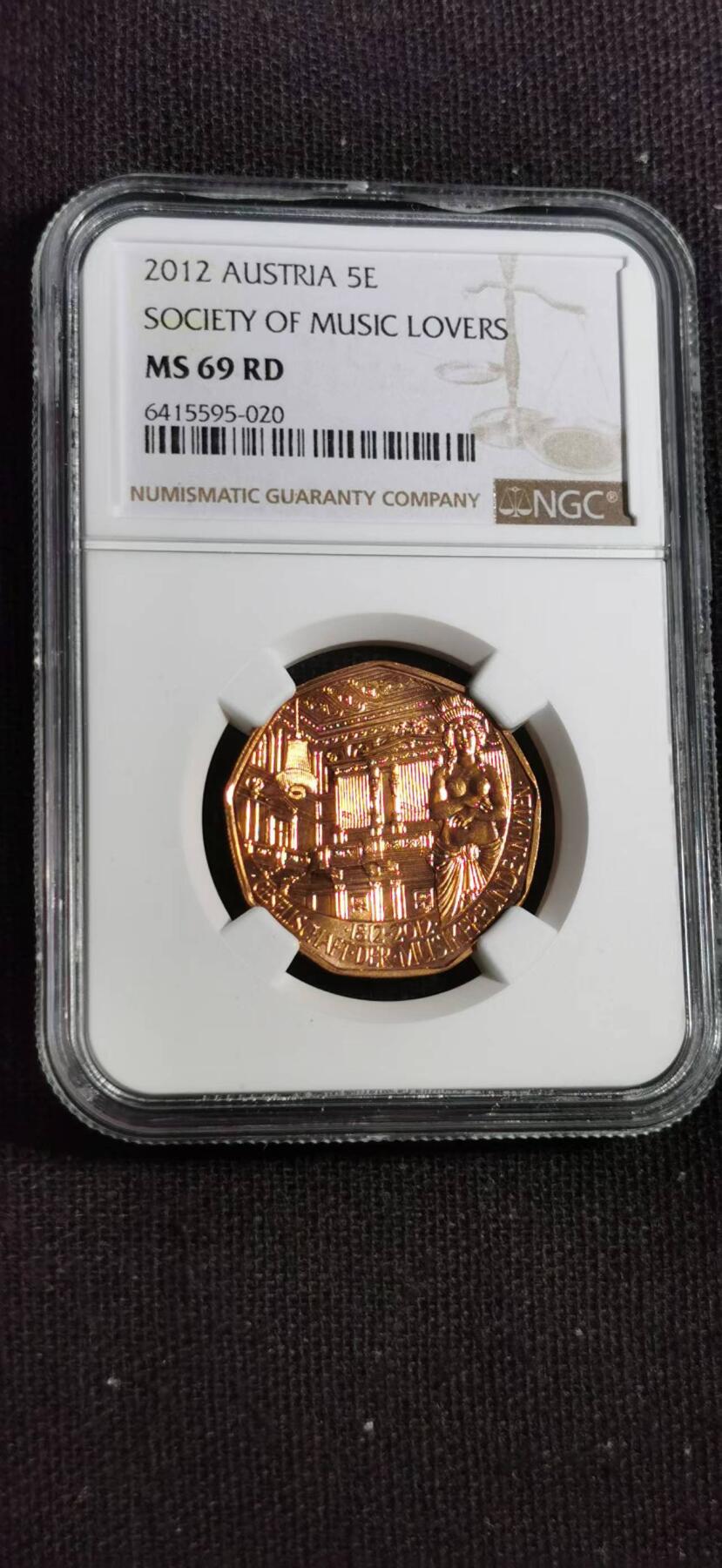 刘世昌艺术品销售中心～虎踞龙蟠*金杨在线联拍群第516期 奥地利2012年“奥地利音乐之友协会成立200周年”5欧元纪念铜币（NGC   MS69RD   串号：6415595-020）1枚。