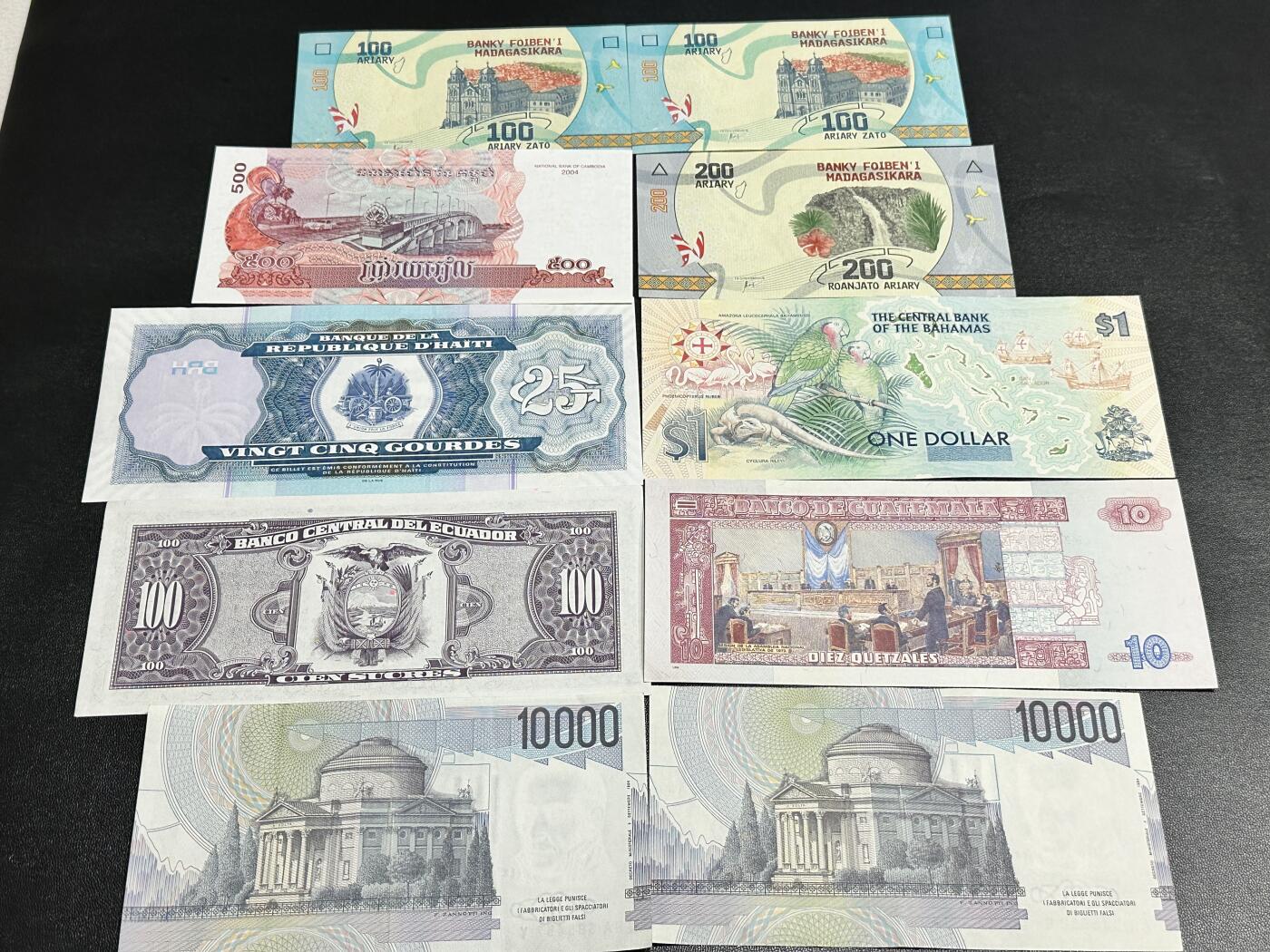 《外钞收藏家》第四百九十四期 10张精美纸币 除了三张UNC- 其他全新