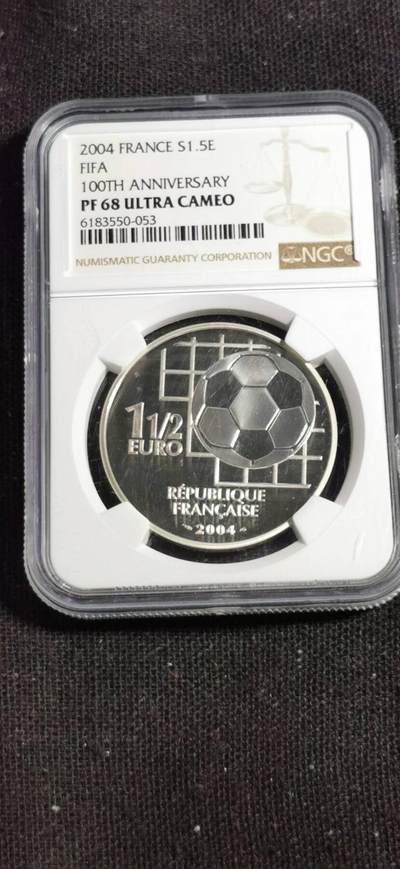 刘世昌艺术品销售中心～虎踞龙蟠*金杨在线联拍群第506期 - 法国2004年“国际足联诞生100周年”精制纪念银币（NGC   PF68UC   串号：6183550-053）1枚。此币荣获当年“世界硬币大奖赛～最受欢迎币”大奖。