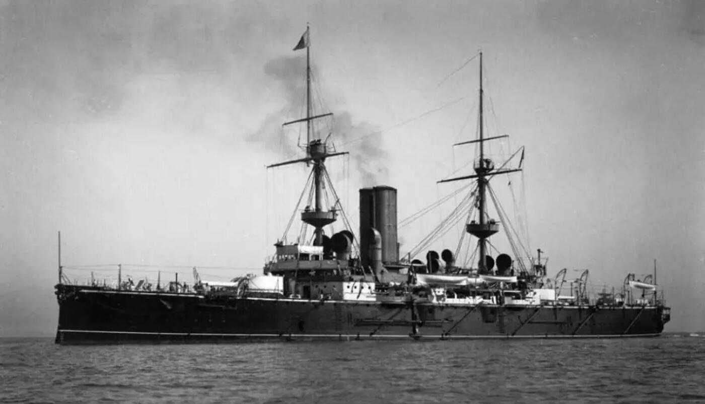 盛世勋华——号角文化勋章邮票专场拍卖第285期 英国1900八国联军侵华奖章 银制带边铭 极少见带北京救援条 授予英国皇家海军恩底弥翁巡洋舰的二等兵伦内尔，该舰7350吨，622人，1900年不仅参与了进攻天津大沽口炮台，更是派兵参与了攻占北京的行动（共291人获得了北京条），该奖章授予1900年6月～8月14日跟随八国联军进攻北京的英军（该条只发到8.14日联军攻入北京，8.15号之后所有人都没条）实发仅有一千多枚，数量极为少见