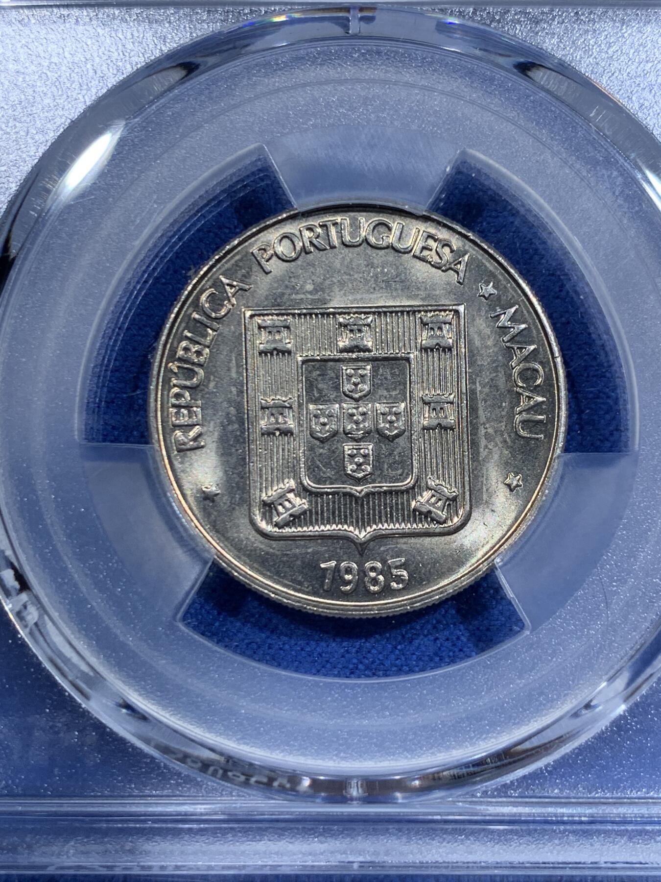 《竞宝斋》第358场 周日，周一  2场连拍 （全场包邮） 5枚一组 PCGS MS66/66/65/66/64 全部高分！1985澳门福禄寿鱼龙 清年份套币 85是仅次于84的特年 自己去集难度极大 这套是澳门钱币学会装帧拆出 每一枚都是转光好品 品相极佳 一步到位