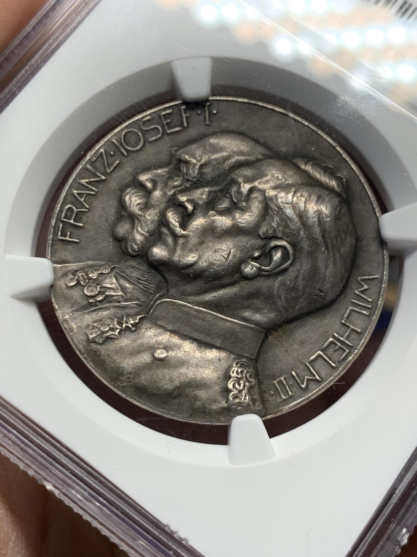 《竞宝斋》第358场 周日，周一  2场连拍 （全场包邮） NGC MS62 首见品 德意志帝国和奥匈帝国联盟奖章 奥地利-弗朗茨-约瑟夫一世奖章，正面：弗朗茨·约瑟夫一世和威廉二世的半身像，穿着军装。背面：裸体男子手握宝剑怒斩九头蛇