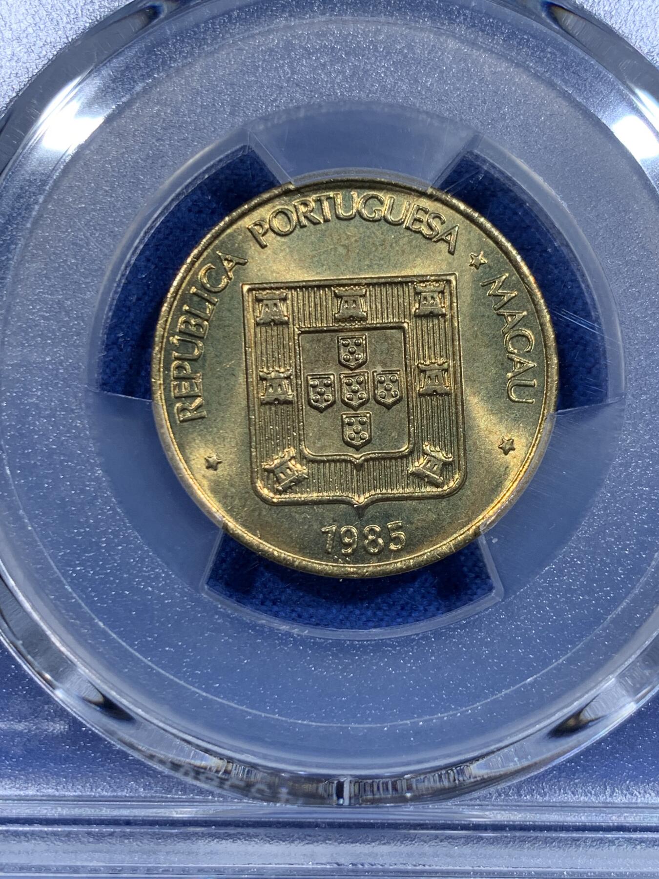 《竞宝斋》第358场 周日，周一  2场连拍 （全场包邮） 5枚一组 PCGS MS66/66/65/66/64 全部高分！1985澳门福禄寿鱼龙 清年份套币 85是仅次于84的特年 自己去集难度极大 这套是澳门钱币学会装帧拆出 每一枚都是转光好品 品相极佳 一步到位