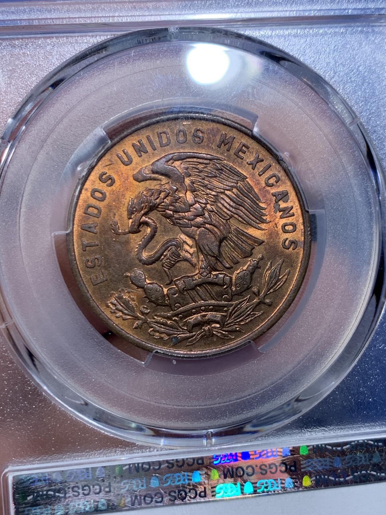 《竞宝斋》第358场 周日，周一  2场连拍 （全场包邮） PCGS MS64RB 1967墨西哥20分铜币 铜光充沛 细节很清晰 划痕少 图案融合了人文景观和自然风光 非常有南美风情 可藏