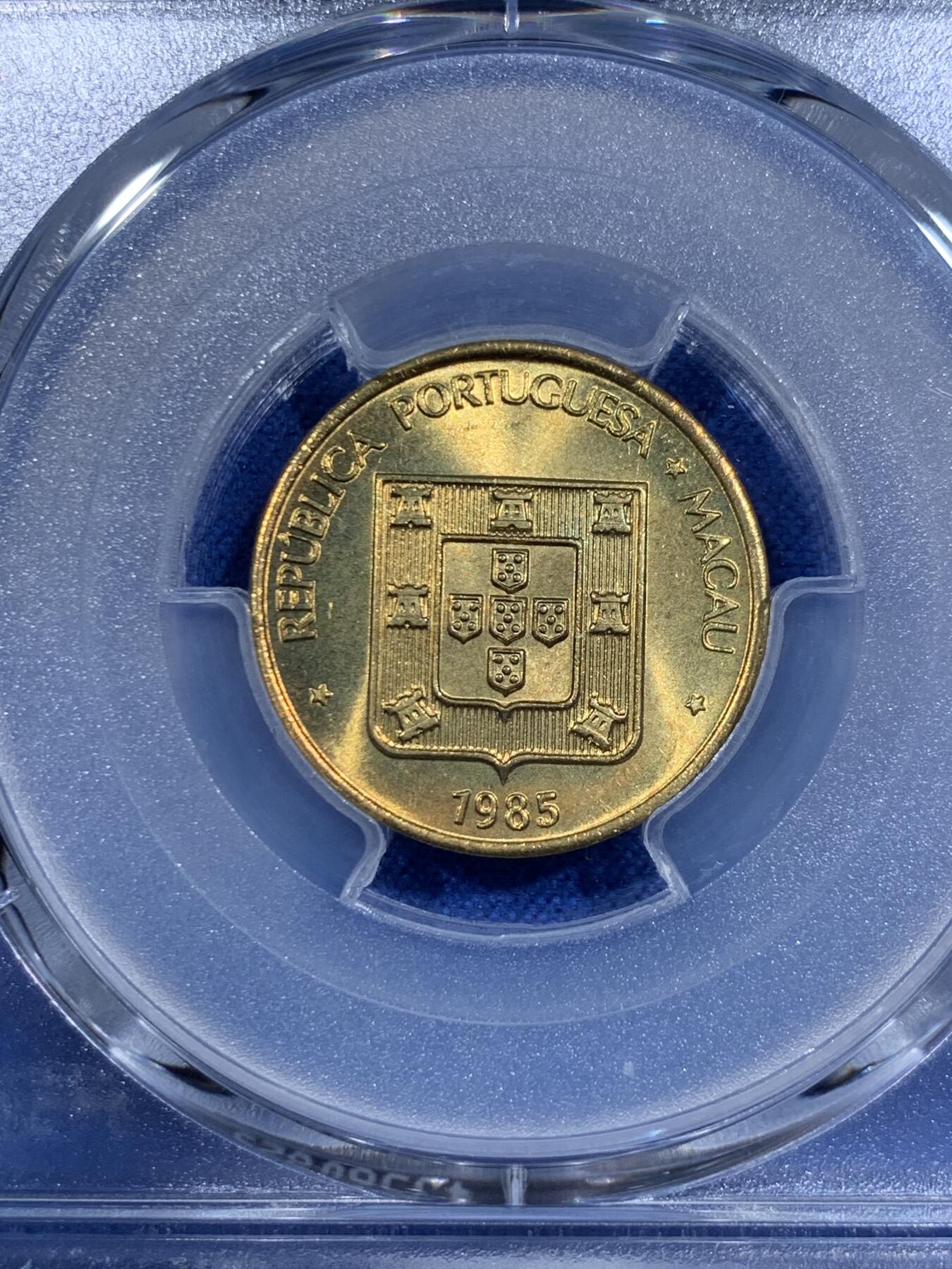 《竞宝斋》第358场 周日，周一  2场连拍 （全场包邮） 5枚一组 PCGS MS66/66/65/66/64 全部高分！1985澳门福禄寿鱼龙 清年份套币 85是仅次于84的特年 自己去集难度极大 这套是澳门钱币学会装帧拆出 每一枚都是转光好品 品相极佳 一步到位