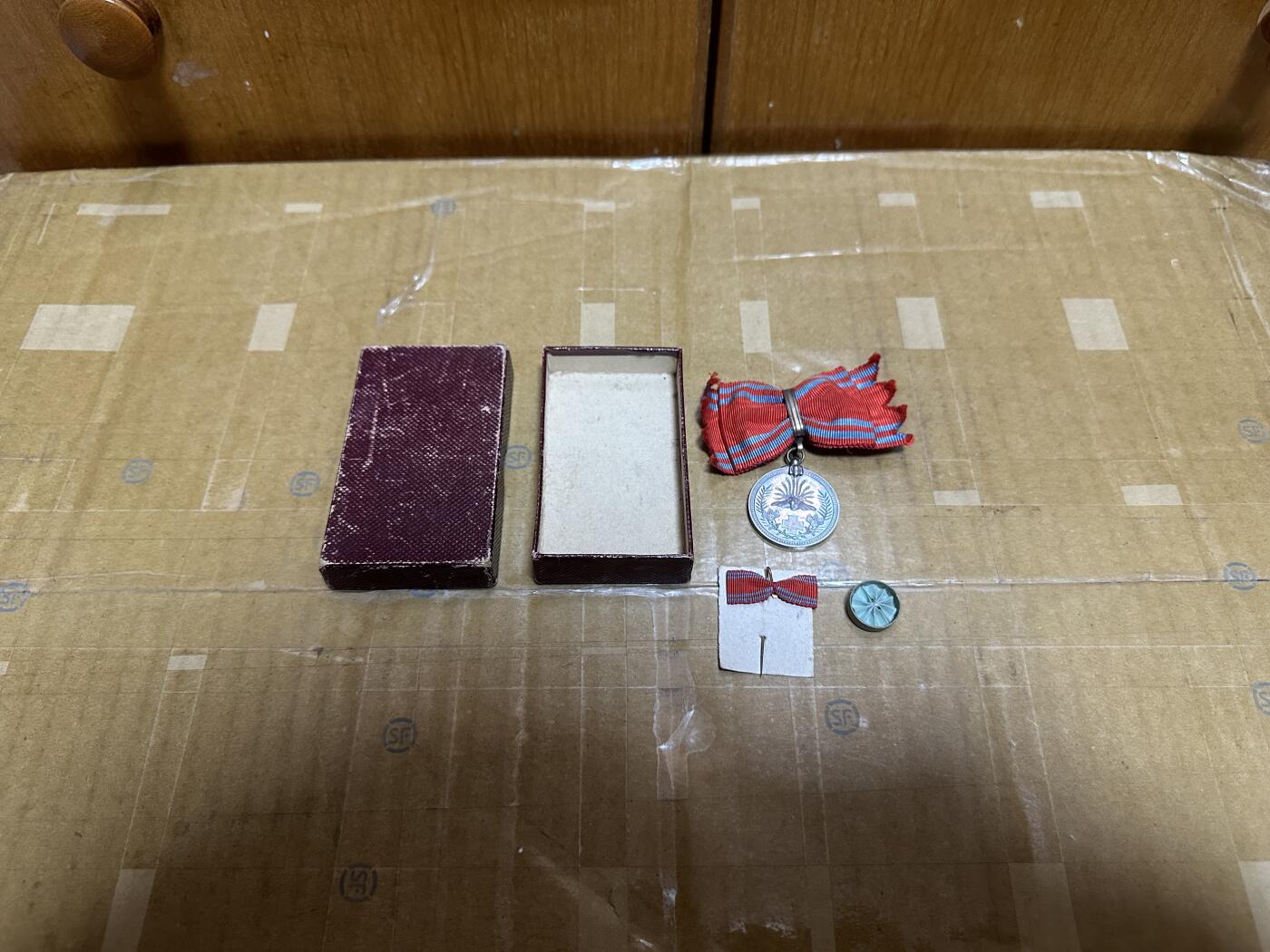勋记 赏状 徽章 赤十字正会员   品相如图 顺丰到付（也可以补价顺丰发出） 二手物品售出不退不换