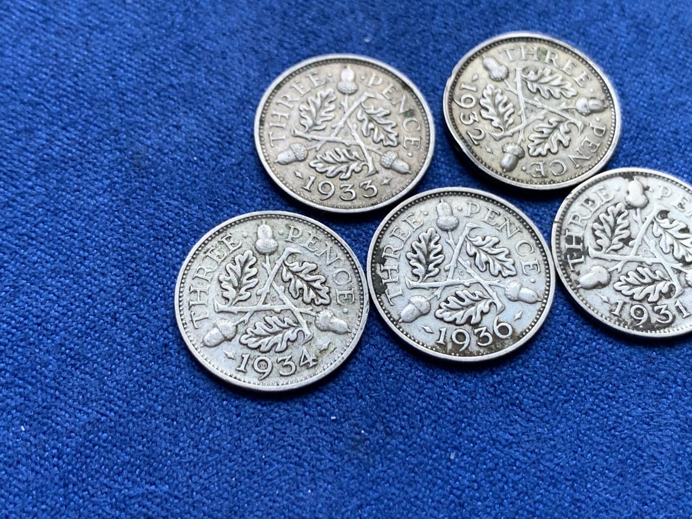 《竞宝斋》第358场 周日，周一  2场连拍 （全场包邮） 五枚一组 英国乔治五世3便士银币 细节见图