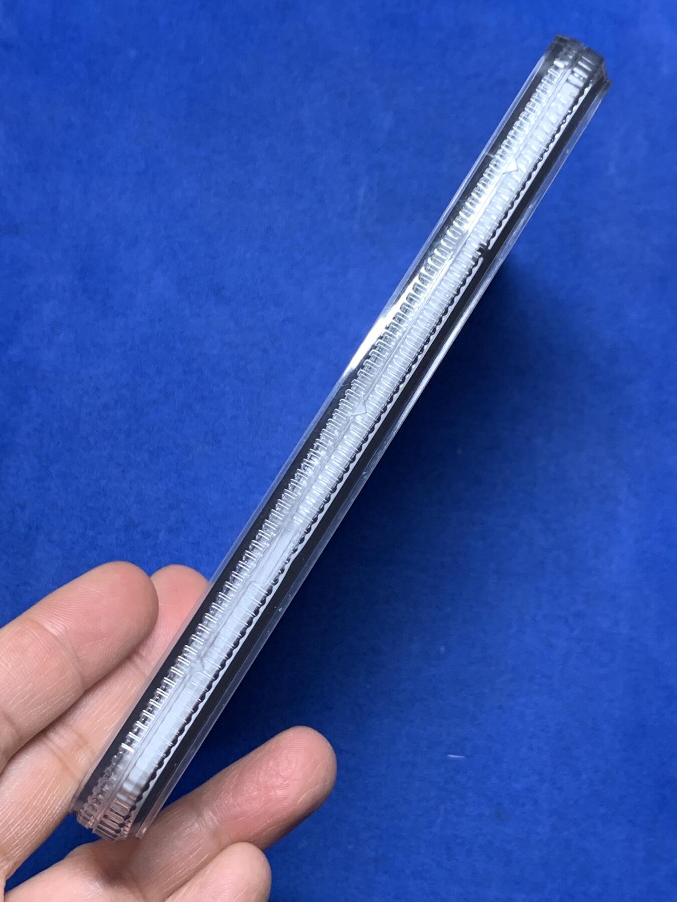 《竞宝斋》第358场 周日，周一  2场连拍 （全场包邮） NGC MS63 加大盒 圣女贞德镀银铜章，首见品 ：铭文“献给她不灭的荣耀”.十分精美。正面：贞德坐在战马上，在浮动的旗帜下，双手紧握祈祷。战马高大雄伟俊俏，整体画面唯美不失庄严。直径：49.5mm，重66g。