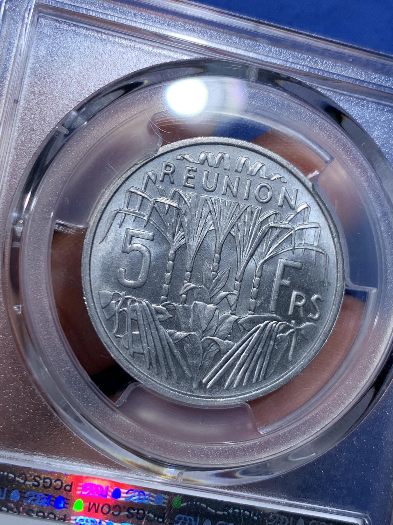 《竞宝斋》第358场 周日，周一  2场连拍 （全场包邮） PCGS MS65 留尼旺1955年5法郎 很少见的大面值 卷拆品 两面爆光 这种品相市面上已经很少见了 留尼旺热门品种 喜欢的不要错过了