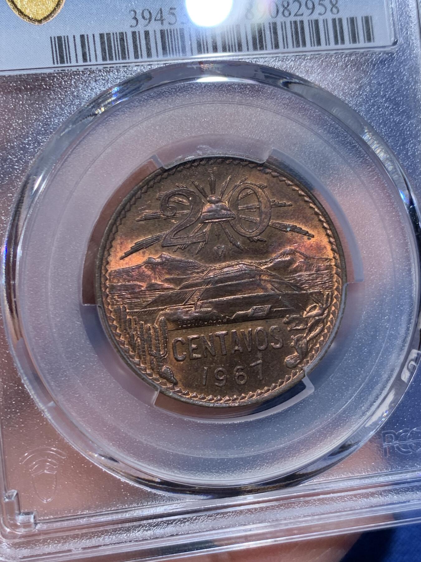 《竞宝斋》第358场 周日，周一  2场连拍 （全场包邮） PCGS MS64RB 1967墨西哥20分铜币 铜光充沛 细节很清晰 划痕少 图案融合了人文景观和自然风光 非常有南美风情 可藏