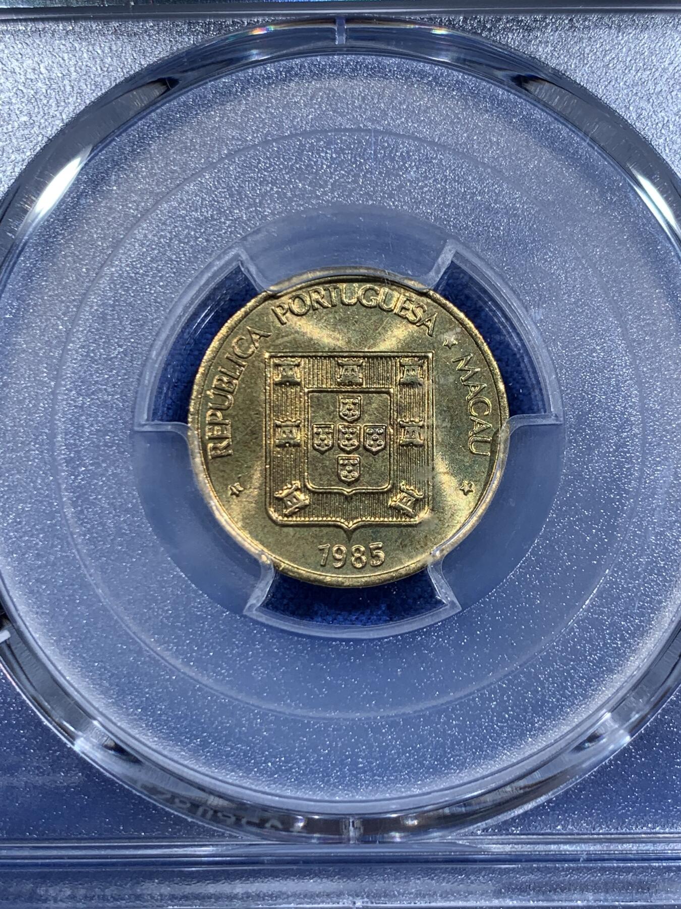 《竞宝斋》第358场 周日，周一  2场连拍 （全场包邮） 5枚一组 PCGS MS66/66/65/66/64 全部高分！1985澳门福禄寿鱼龙 清年份套币 85是仅次于84的特年 自己去集难度极大 这套是澳门钱币学会装帧拆出 每一枚都是转光好品 品相极佳 一步到位