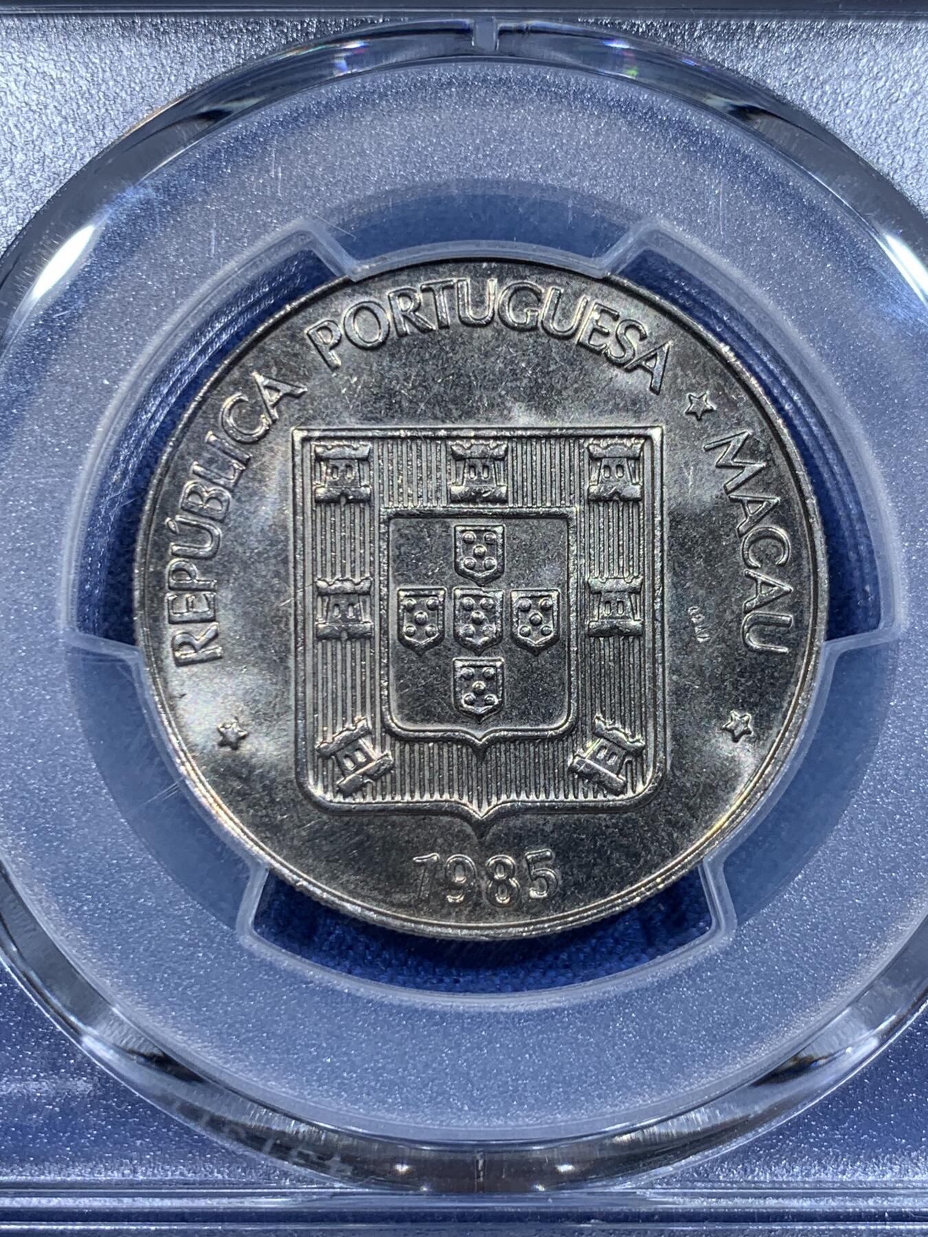 《竞宝斋》第358场 周日，周一  2场连拍 （全场包邮） 5枚一组 PCGS MS66/66/65/66/64 全部高分！1985澳门福禄寿鱼龙 清年份套币 85是仅次于84的特年 自己去集难度极大 这套是澳门钱币学会装帧拆出 每一枚都是转光好品 品相极佳 一步到位