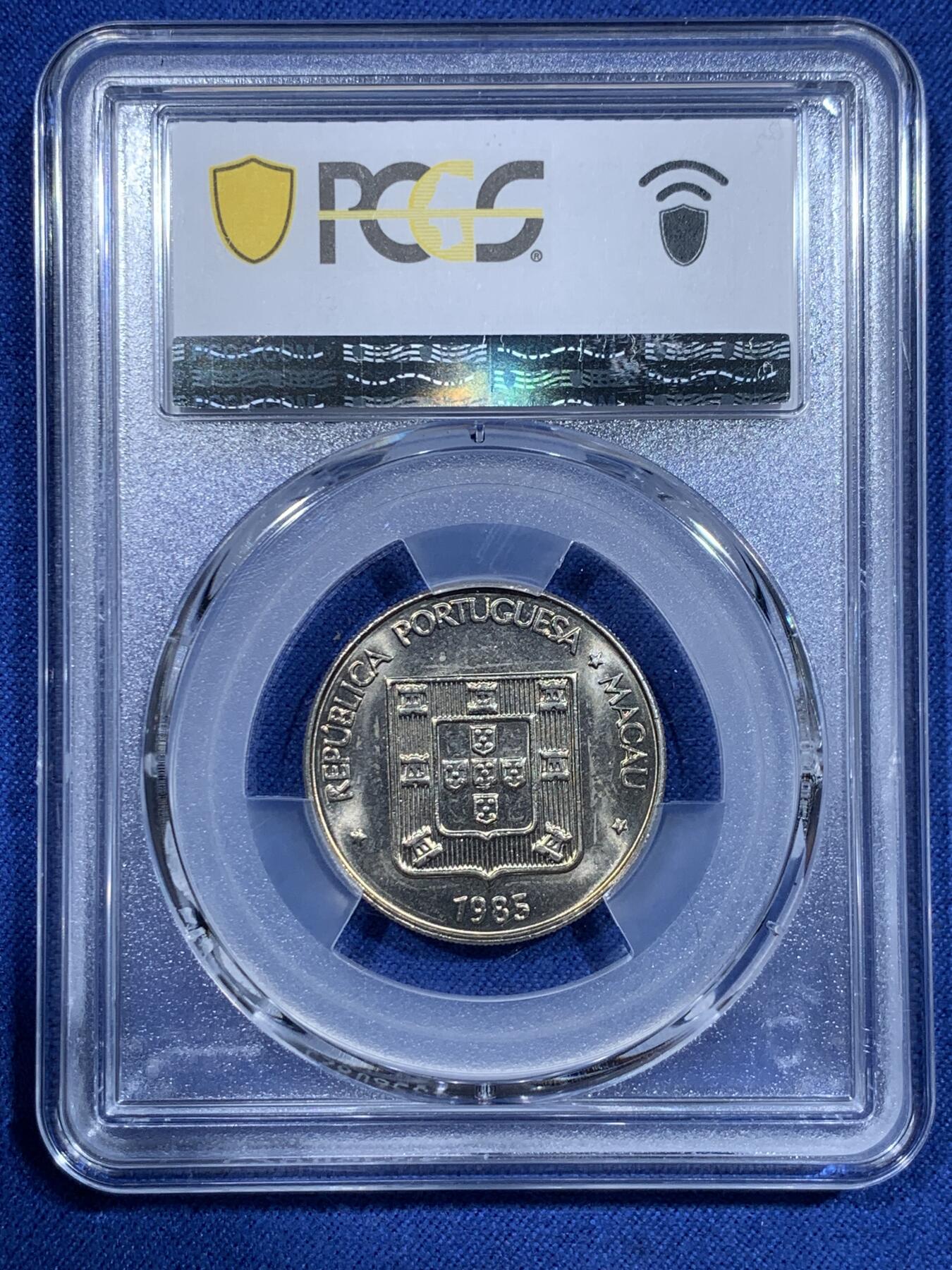 《竞宝斋》第358场 周日，周一  2场连拍 （全场包邮） 5枚一组 PCGS MS66/66/65/66/64 全部高分！1985澳门福禄寿鱼龙 清年份套币 85是仅次于84的特年 自己去集难度极大 这套是澳门钱币学会装帧拆出 每一枚都是转光好品 品相极佳 一步到位