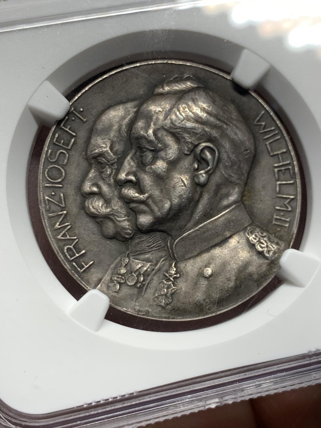《竞宝斋》第358场 周日，周一  2场连拍 （全场包邮） NGC MS62 首见品 德意志帝国和奥匈帝国联盟奖章 奥地利-弗朗茨-约瑟夫一世奖章，正面：弗朗茨·约瑟夫一世和威廉二世的半身像，穿着军装。背面：裸体男子手握宝剑怒斩九头蛇