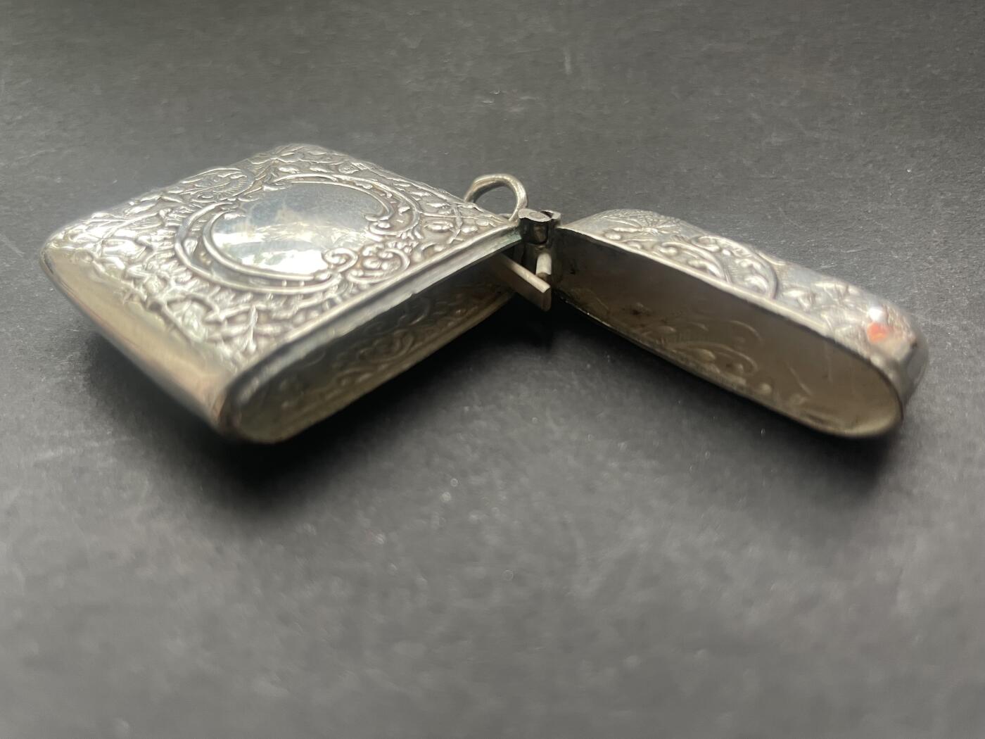 海外回流精品拍卖 法国回流纯银火柴盒 尺寸：3.8cmX5cm，重：22g。