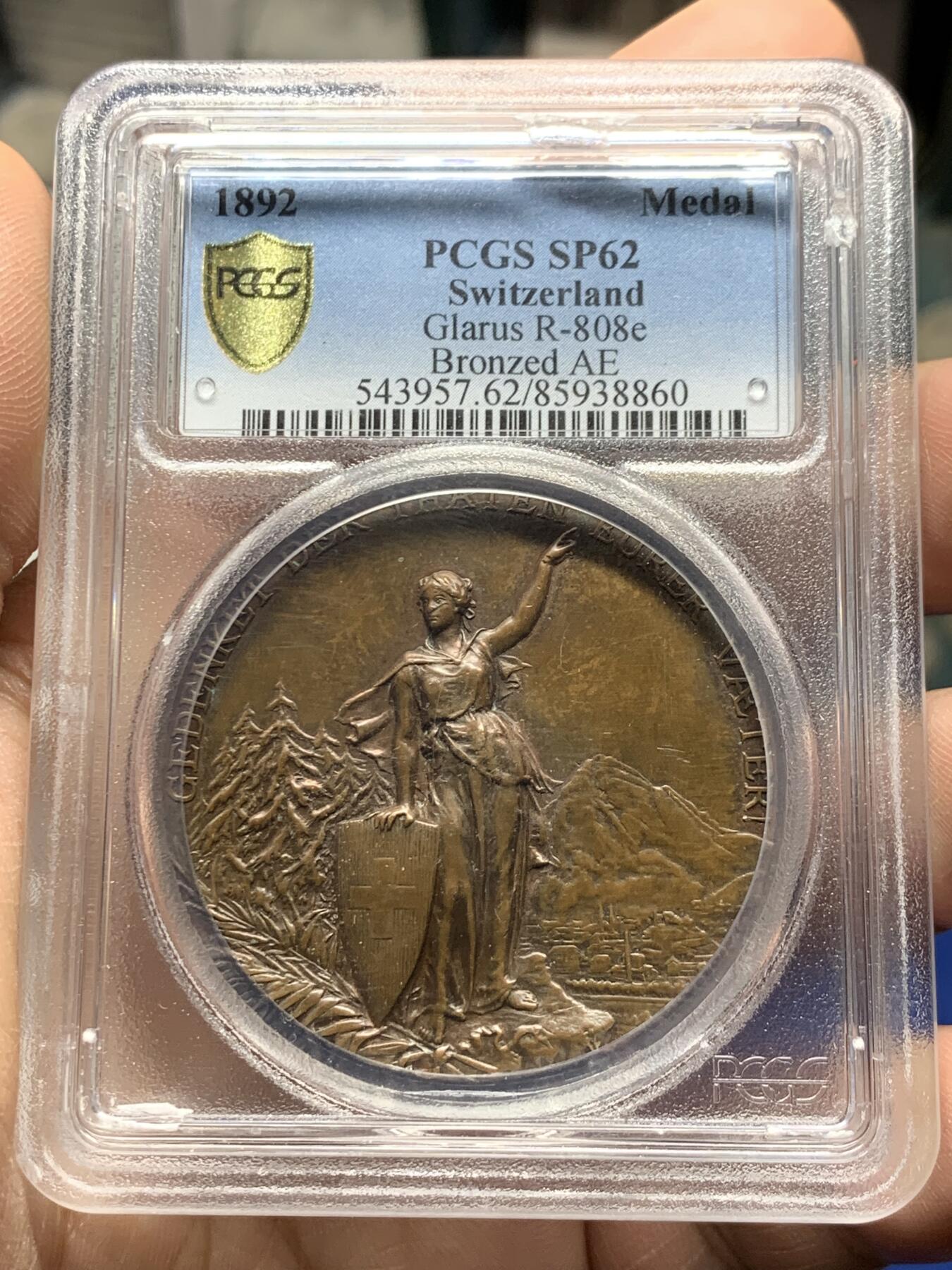 《竞宝斋》第359场 周日，周一  2场连拍 （全场包邮） PCGS SP62 瑞士1892年格拉鲁斯射击节自由女神高浮雕铜章 盒子有磕 细节见图