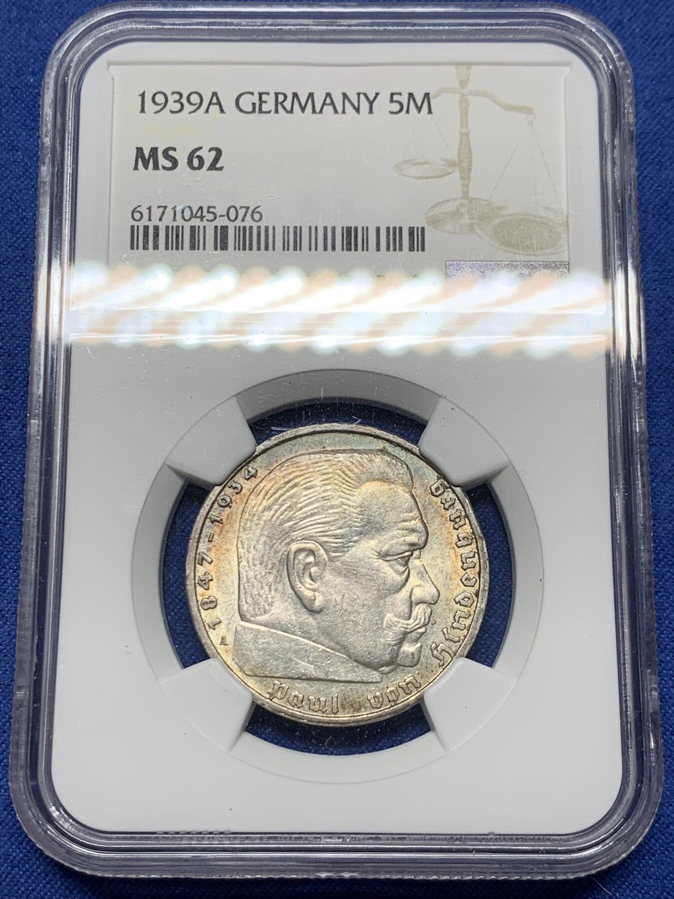 《竞宝斋》第359场 周日，周一  2场连拍 （全场包邮） NGC MS62 德国1939年A版兴登堡5马克银币 双面淡五彩包浆 非常漂亮 状态难得
