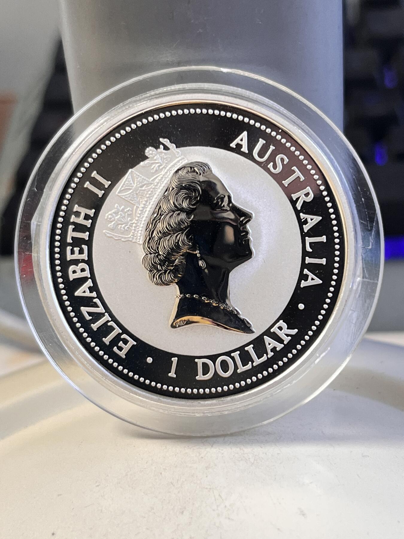 北京马甸外国币专卖第135期，外国币专场，陆续上拍，欢迎关注  1997年澳大利亚发行镶金龙凤翠鸟银币一对（这枚是镶凤的），龙凤呈祥像征着生活美满幸福如意，澳大利亚一共发行了95，96，67年三个年份的镶金翠鸟市面上常见，只有这对龙凤翠鸟非常稀少。