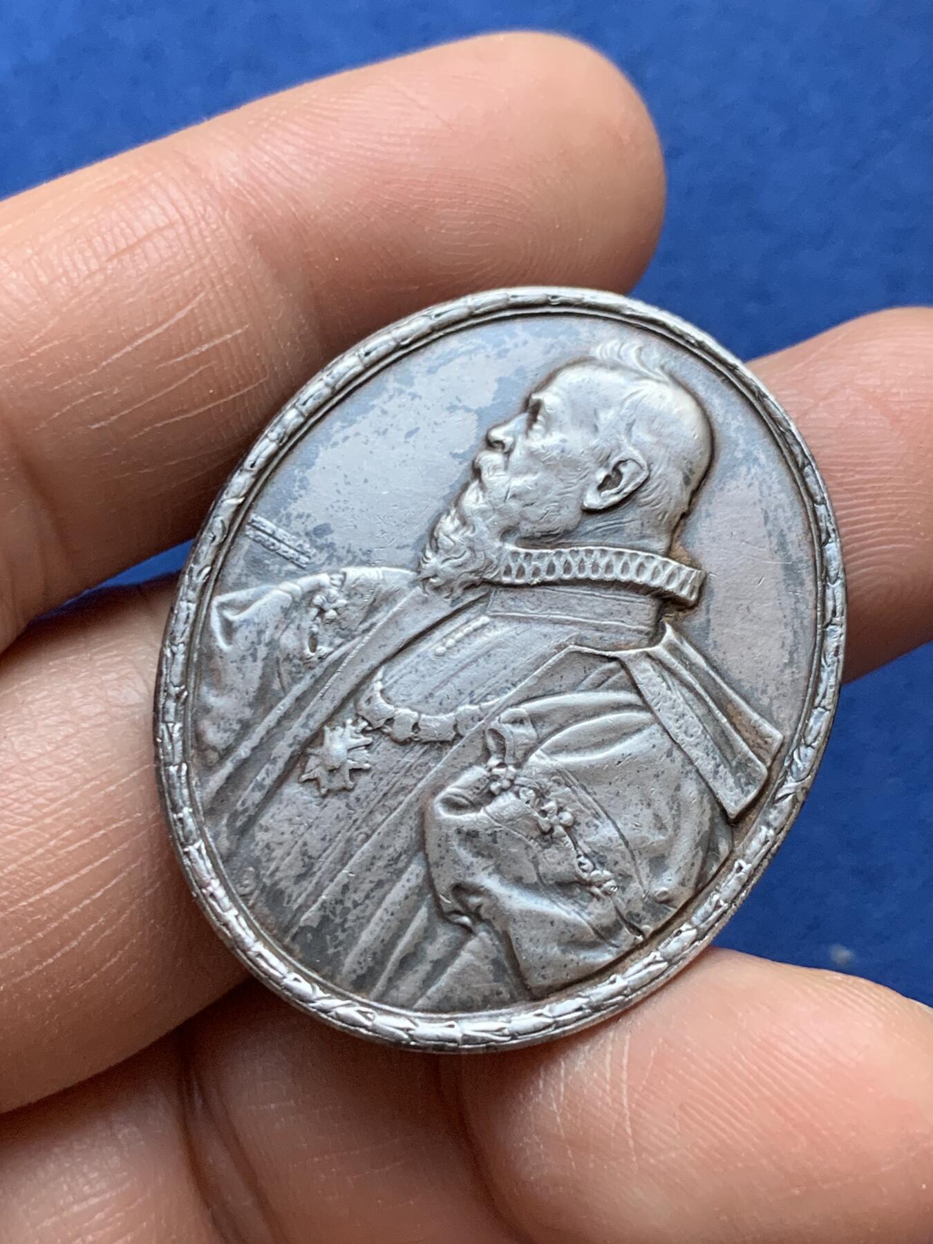《竞宝斋》第359场 周日，周一  2场连拍 （全场包邮） 德国1911年摄政王纪念椭圆形银章 38*32mm 重18.9g 细节见图