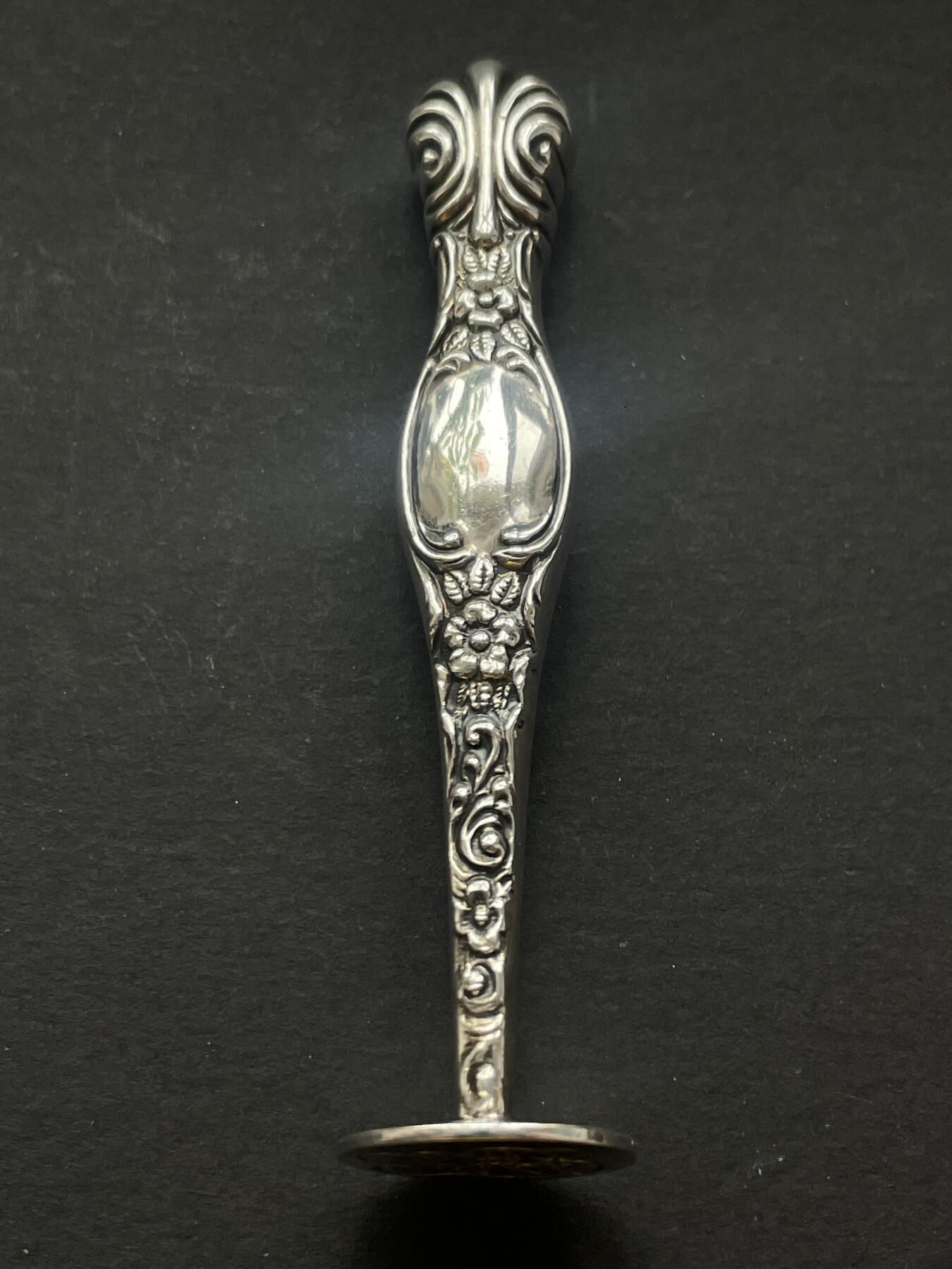 海外回流精品拍卖元旦精品专场 法国回流纯银火漆印章 尺寸：8.5cm，重：11.6g。纹饰精美，稀有。