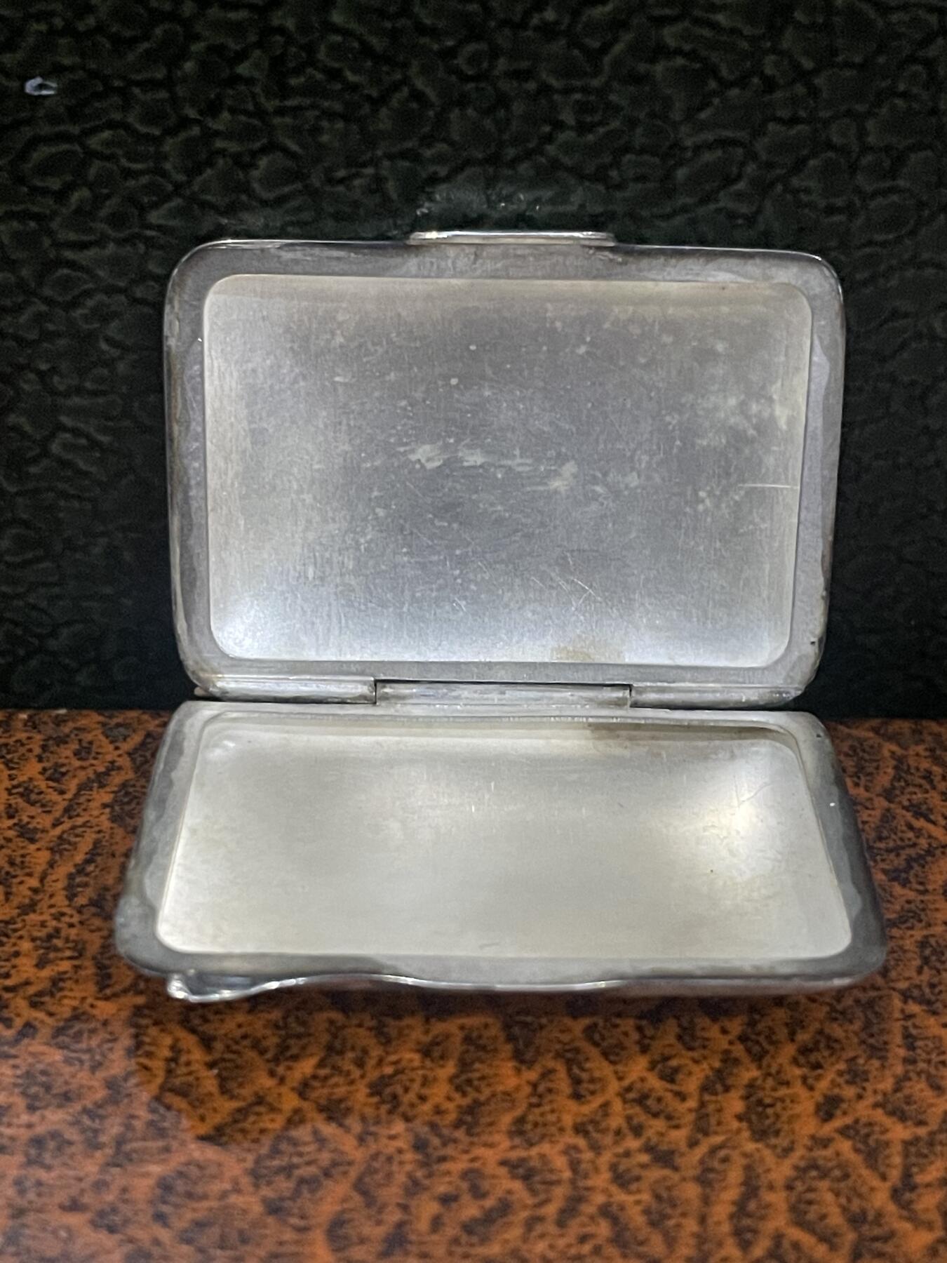 海外回流精品拍卖 法国回流纯银小盒子 尺寸：长4.7cmX宽3.2cm，重16g。