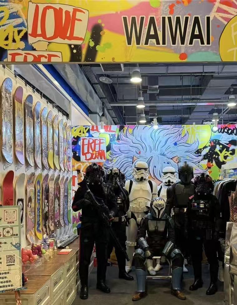 零元拍：WAIWAI 设计定制艺术滑板，每款都是孤品。材质进口加拿大枫，环保胶水，热转印制作专业级滑板，尺寸约 20×80CM，因展出可能会有轻微磕碰，介意勿拍