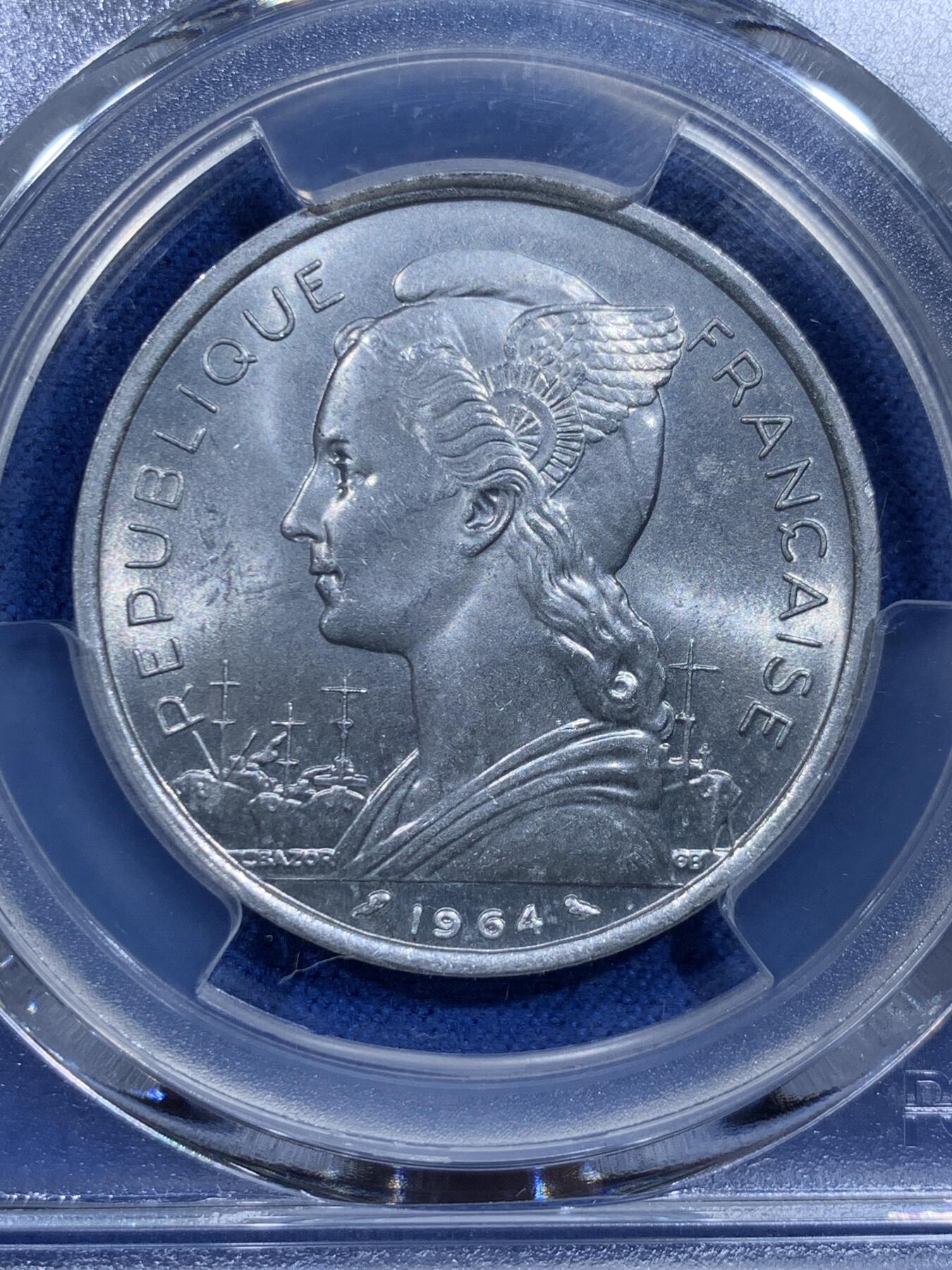 《竞宝斋》第359场 周日，周一  2场连拍 （全场包邮） PCGS MS64 科摩罗1964年5法郎大铝币 64对铝币来说非常不容易的分数了 两面转光 图案富有异域风情 喜欢法属的不要错过了