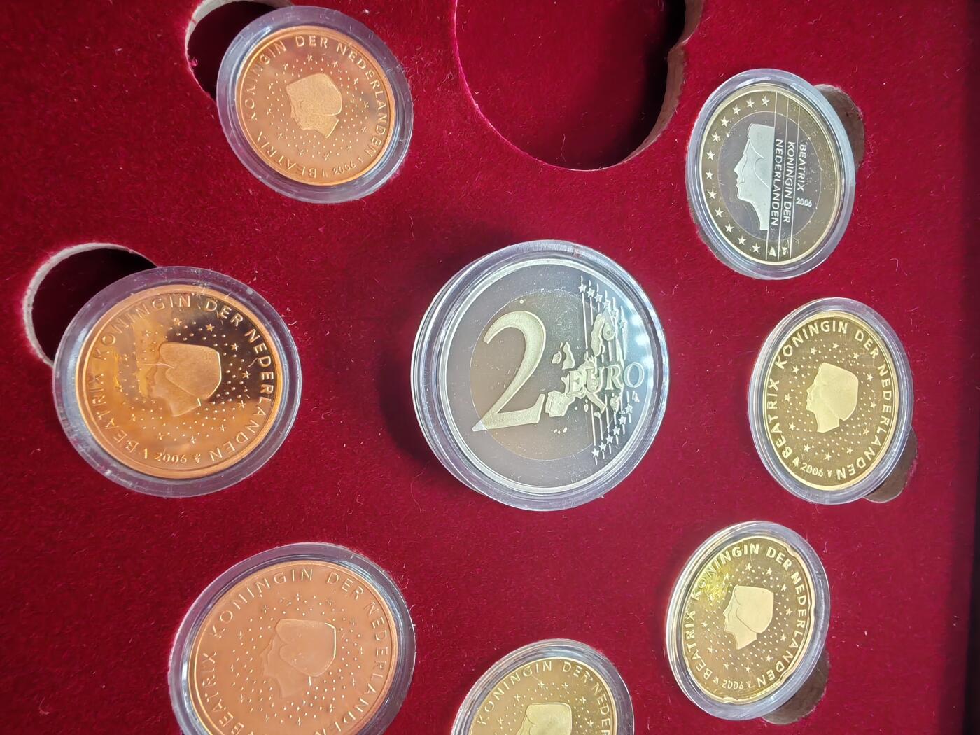 长老汇蛇年精选第六场拍卖 2006荷兰8枚精制套币，盒证全，3500套，实木盒，克书90美金
