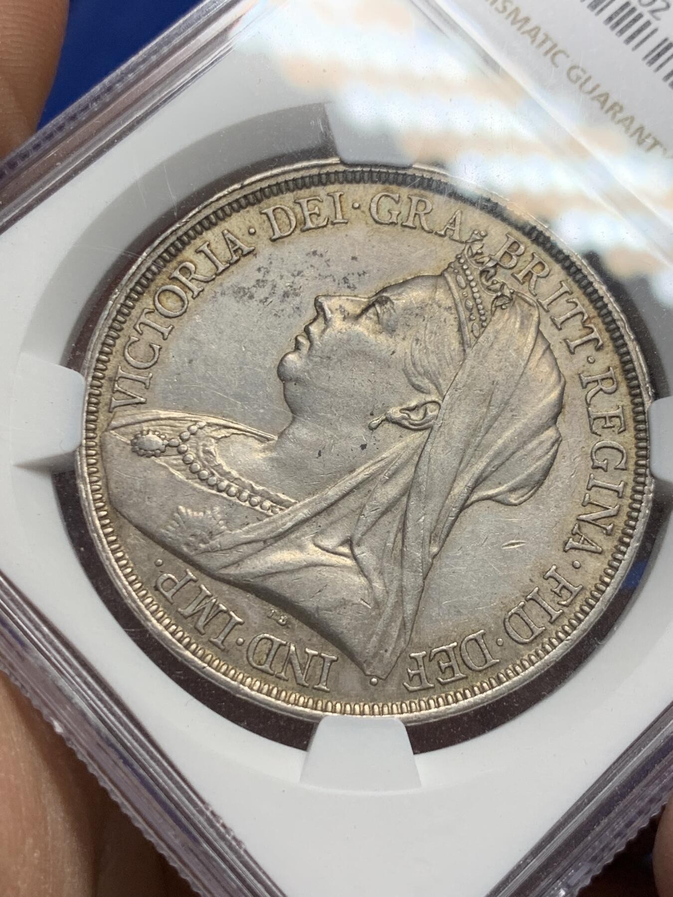 《竞宝斋》第359场 周日，周一  2场连拍 （全场包邮） NGC AU55 英国1893年维多利亚披纱马剑克朗银币