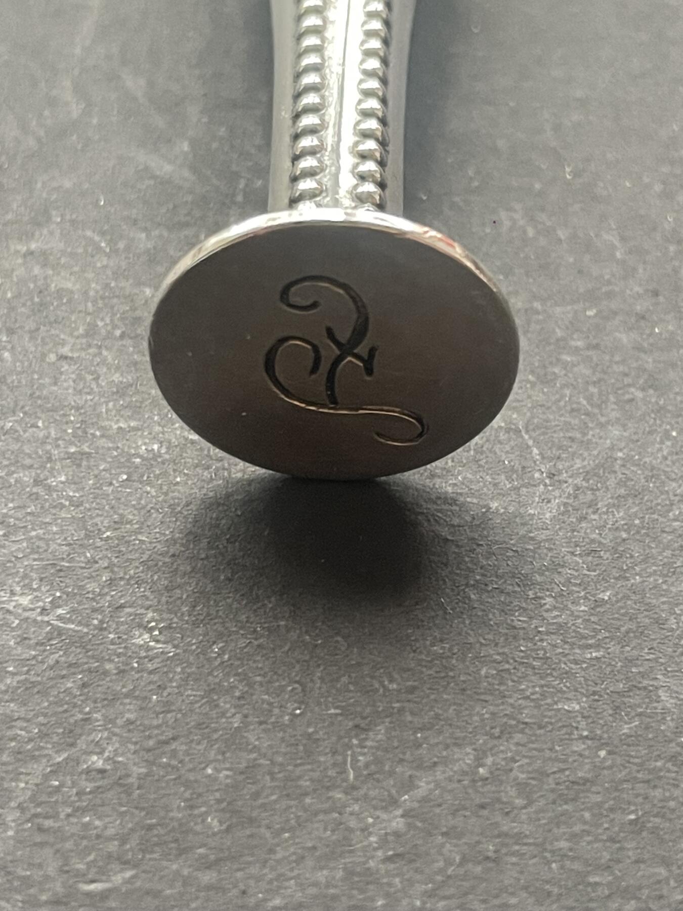 海外回流精品拍卖元旦精品专场 法国回流纯银火漆印章一枚 尺寸：12cm，重：22.2g。纹饰精美，稀有。