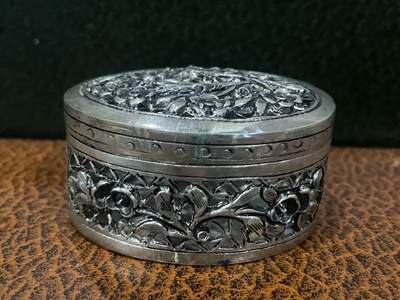 海外回流精选拍卖 - 法国回流花卉银盒 尺寸：6cmX4.3cmX3cm，46.2g。底部有划痕。