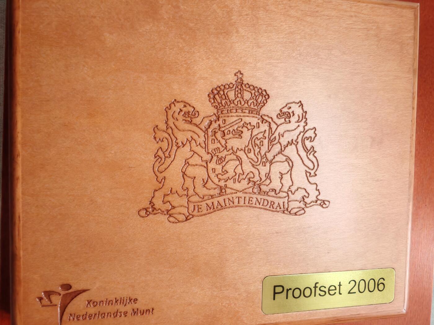 长老汇蛇年精选第六场拍卖 2006荷兰8枚精制套币，盒证全，3500套，实木盒，克书90美金