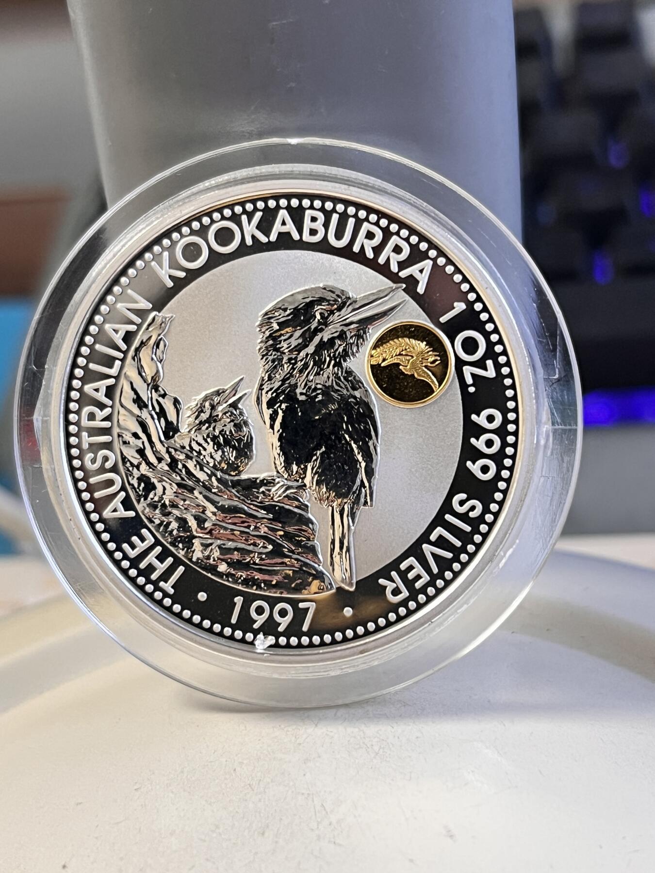 北京马甸外国币专卖第135期，外国币专场，陆续上拍，欢迎关注  1997年澳大利亚发行镶金龙凤翠鸟银币一对（这枚是镶凤的），龙凤呈祥像征着生活美满幸福如意，澳大利亚一共发行了95，96，67年三个年份的镶金翠鸟市面上常见，只有这对龙凤翠鸟非常稀少。