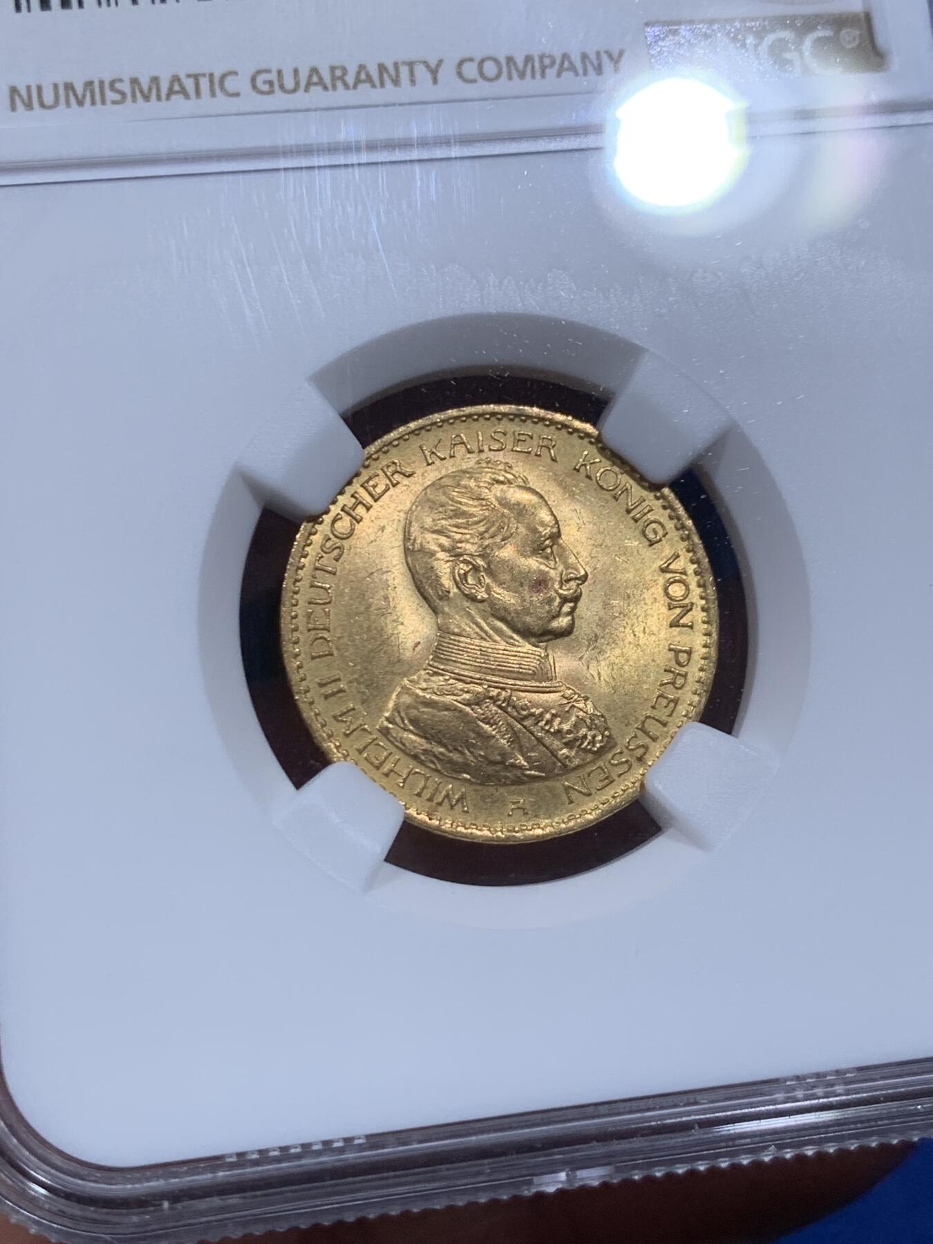 《竞宝斋》第359场 周日，周一  2场连拍 （全场包邮） NGC MS62 德国普鲁士1914年威廉二世国王军装长翅20马克金币 7.965克
