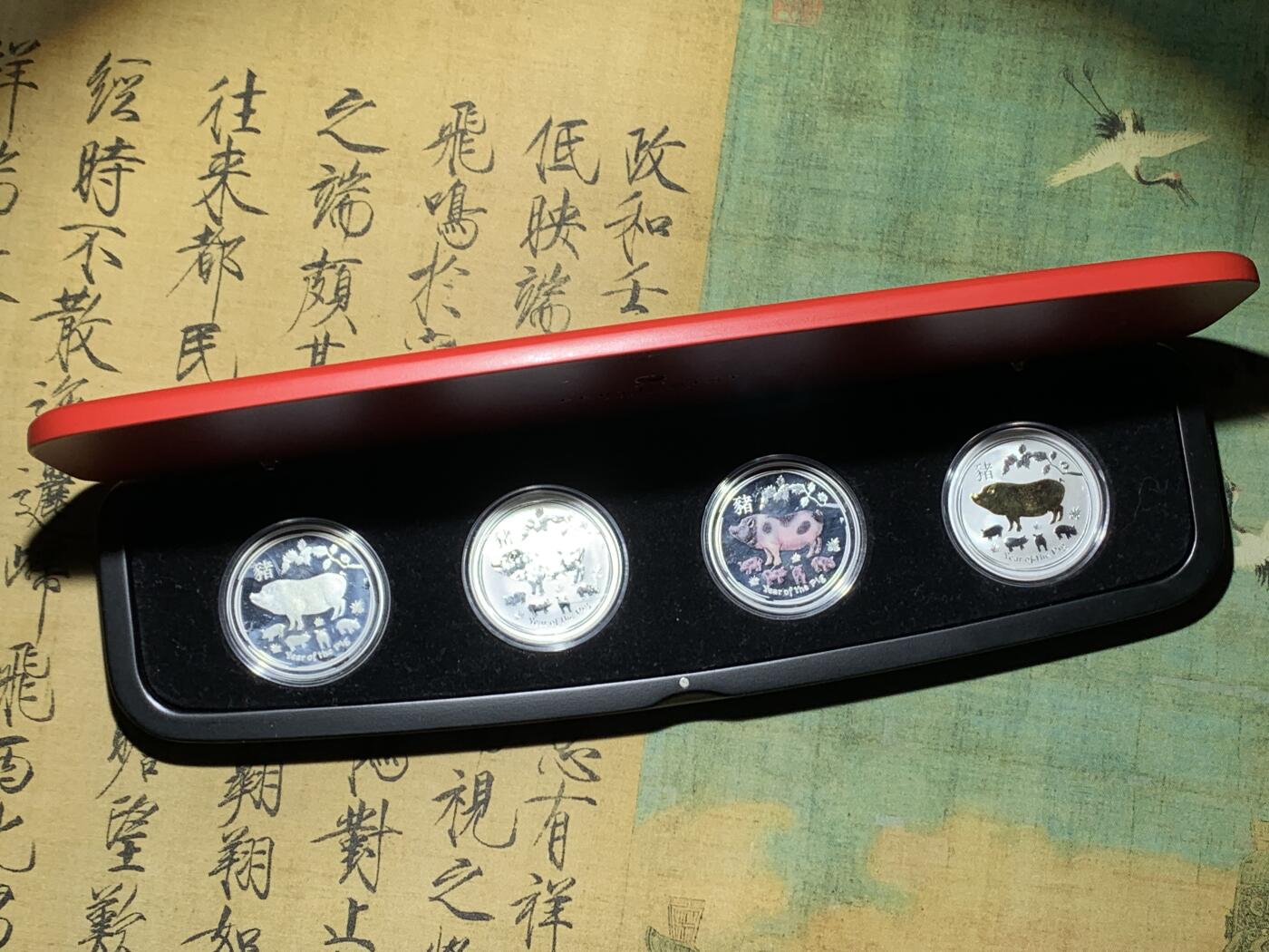 《竞宝斋》第359场 周日，周一  2场连拍 （全场包邮） 帕斯造币厂2019年生肖系列-猪年1盎司彩色银币 1盎司纯银 4枚套 带豪华装帧 投资银币类型 兼具投资和观赏性 彩色银币工艺非常不错