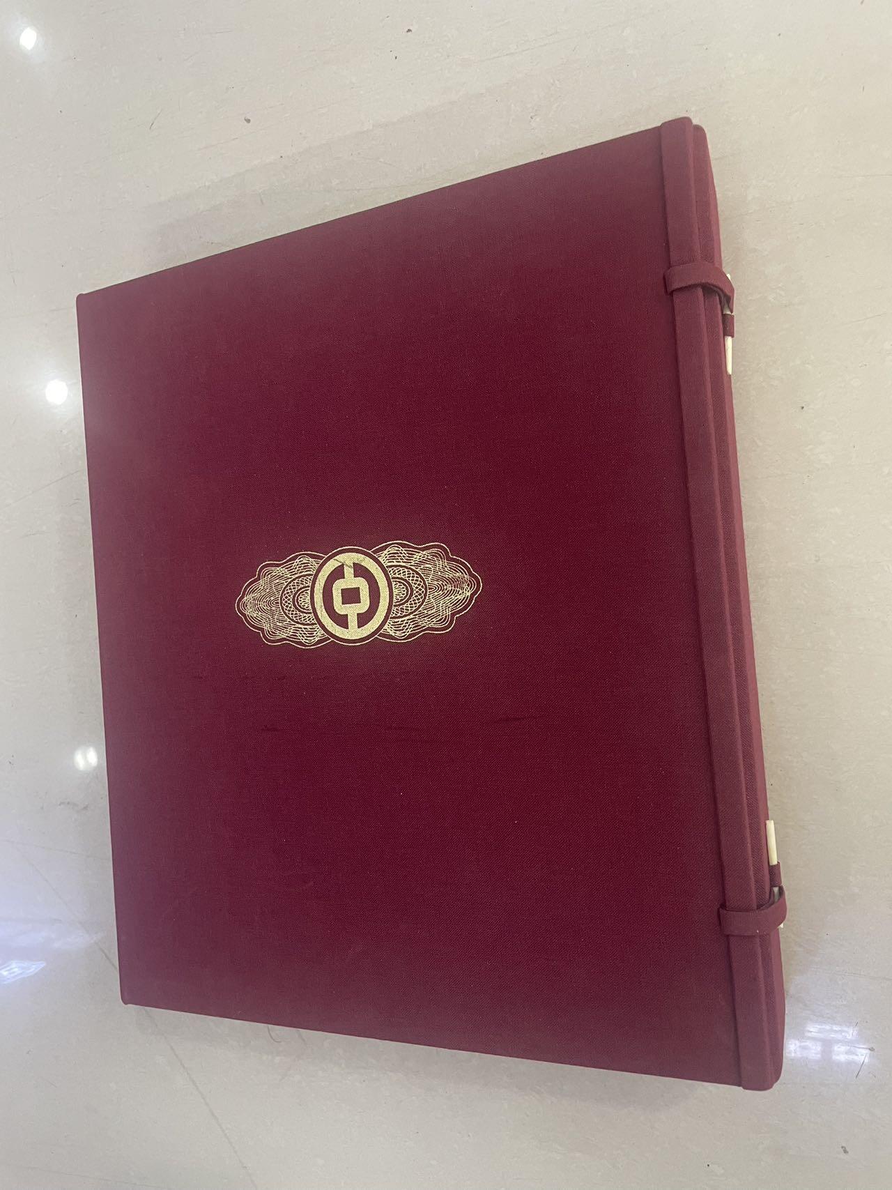 大中华拍卖第773期 香港中国银行9420.50.100.500.1000全同号一套018197，带原装册