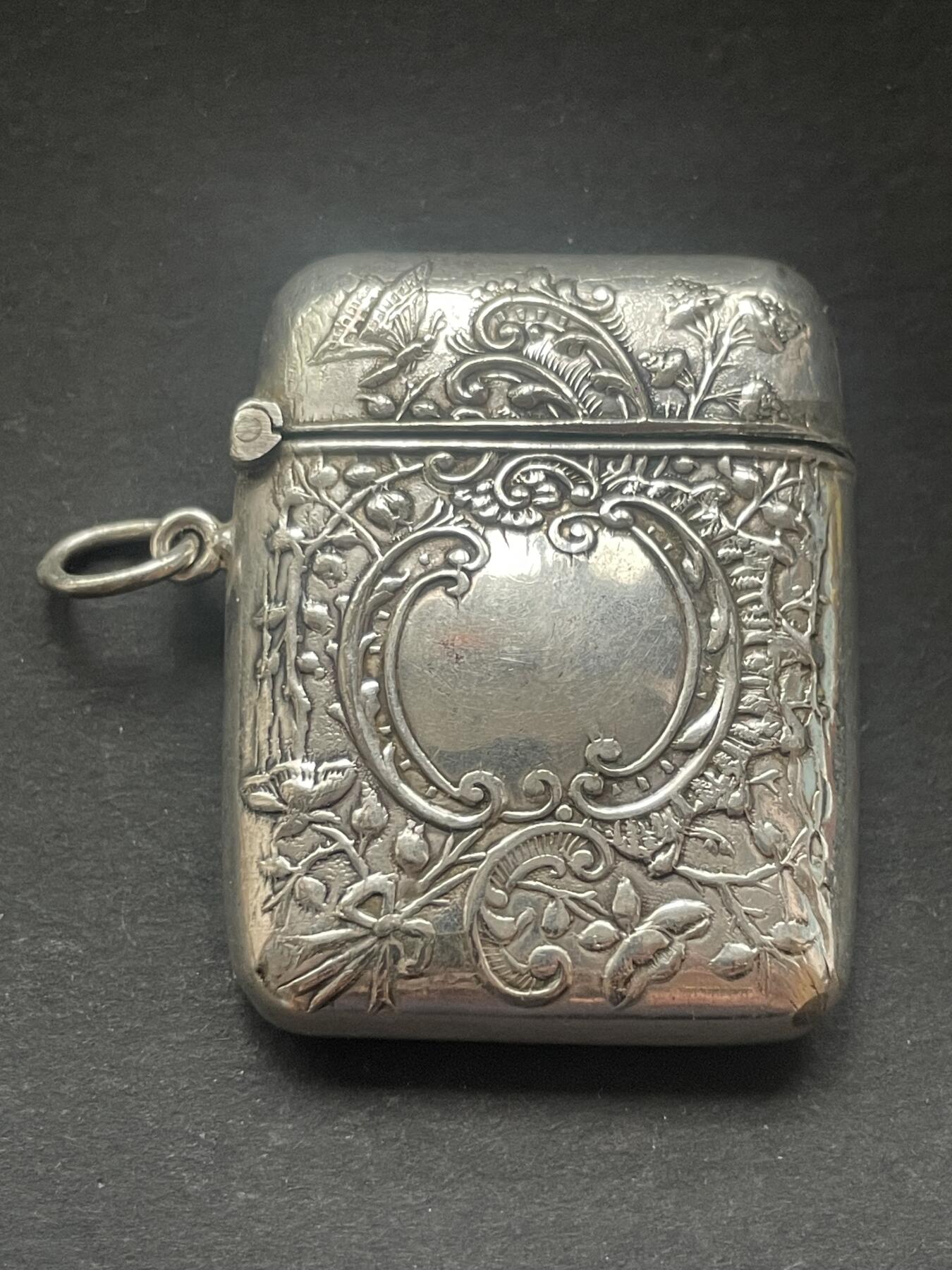 海外回流精品拍卖 法国回流纯银火柴盒 尺寸：3.8cmX5cm，重：22g。
