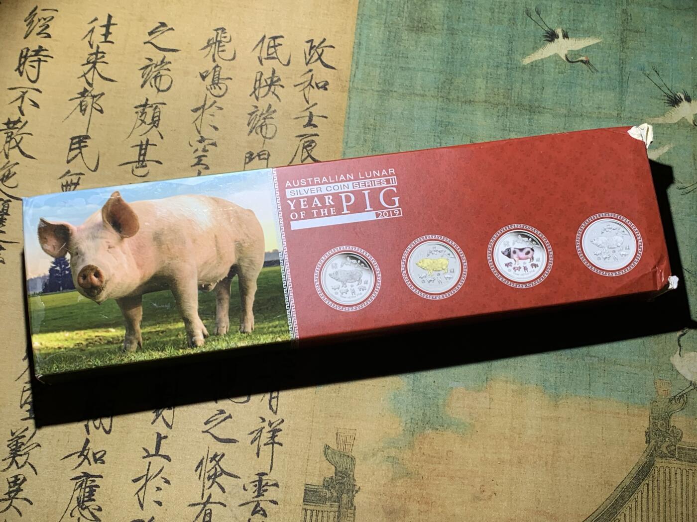 《竞宝斋》第359场 周日，周一  2场连拍 （全场包邮） 帕斯造币厂2019年生肖系列-猪年1盎司彩色银币 1盎司纯银 4枚套 带豪华装帧 投资银币类型 兼具投资和观赏性 彩色银币工艺非常不错