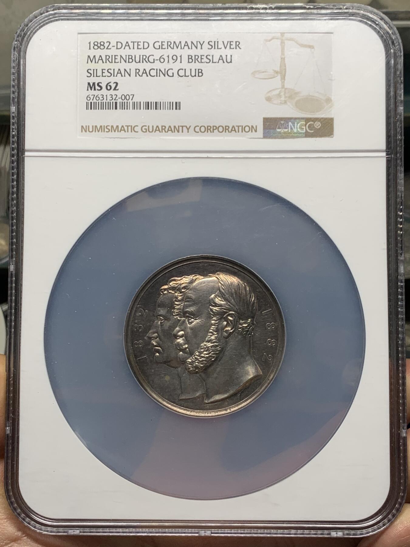 《竞宝斋》第359场 周日，周一  2场连拍 （全场包邮） NGC MS62 德国1882年普鲁士皇家赛马场落成50周年纪念大银章，镜面底板高浮雕，N加大盒。