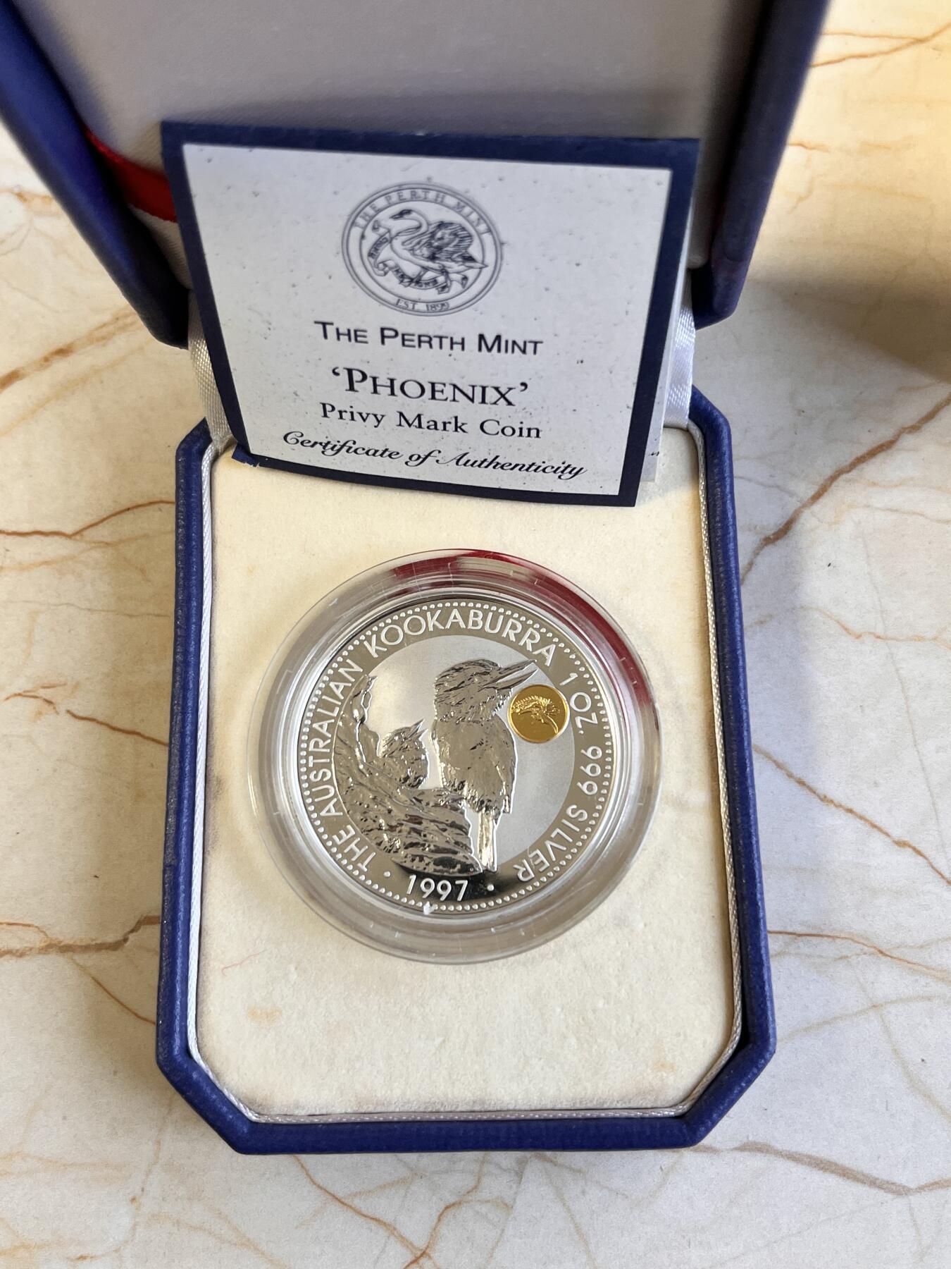 北京马甸外国币专卖第135期，外国币专场，陆续上拍，欢迎关注  1997年澳大利亚发行镶金龙凤翠鸟银币一对（这枚是镶凤的），龙凤呈祥像征着生活美满幸福如意，澳大利亚一共发行了95，96，67年三个年份的镶金翠鸟市面上常见，只有这对龙凤翠鸟非常稀少。