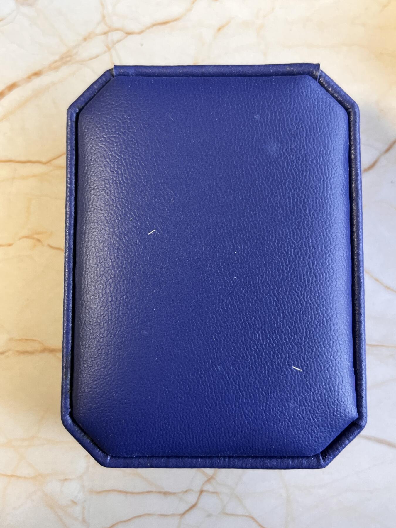 北京马甸外国币专卖第135期，外国币专场，陆续上拍，欢迎关注  1997年澳大利亚发行镶金龙凤翠鸟银币一对（这枚是镶凤的），龙凤呈祥像征着生活美满幸福如意，澳大利亚一共发行了95，96，67年三个年份的镶金翠鸟市面上常见，只有这对龙凤翠鸟非常稀少。