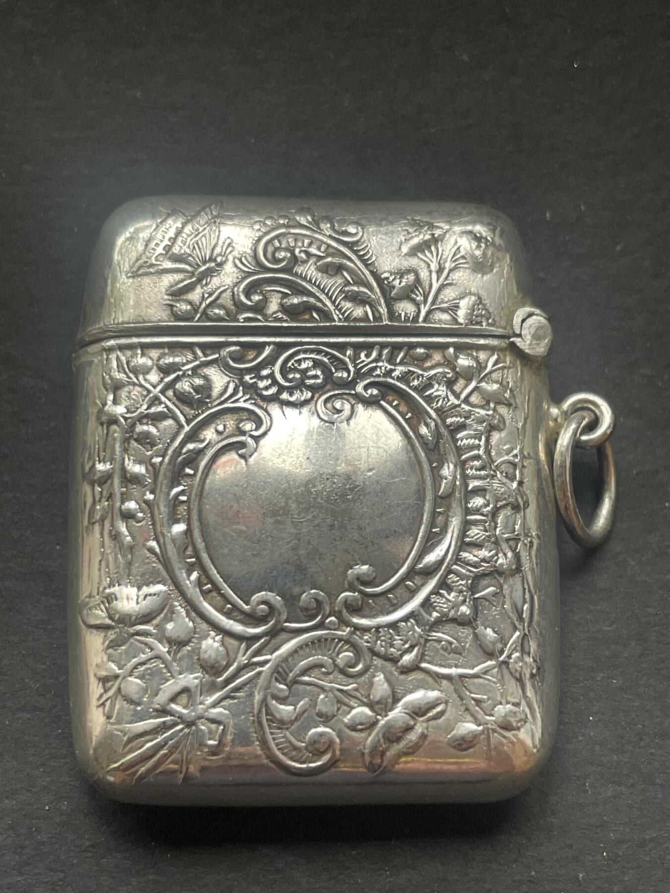 海外回流精品拍卖 法国回流纯银火柴盒 尺寸：3.8cmX5cm，重：22g。