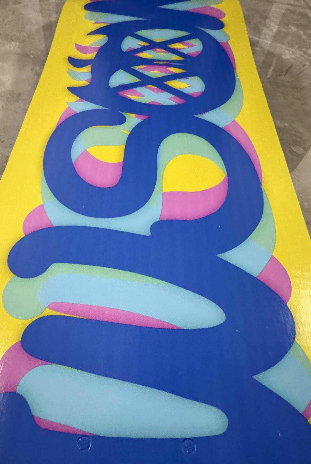 零元拍：WAIWAI 设计定制艺术滑板，每款都是孤品。材质进口加拿大枫，环保胶水，热转印制作专业级滑板，尺寸约 20×80CM，因展出可能会有轻微磕碰，介意勿拍