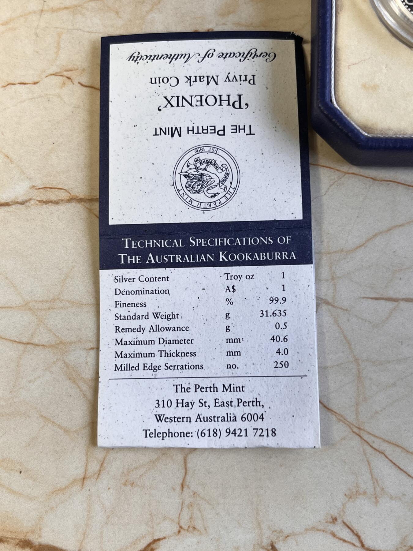 北京马甸外国币专卖第135期，外国币专场，陆续上拍，欢迎关注  1997年澳大利亚发行镶金龙凤翠鸟银币一对（这枚是镶凤的），龙凤呈祥像征着生活美满幸福如意，澳大利亚一共发行了95，96，67年三个年份的镶金翠鸟市面上常见，只有这对龙凤翠鸟非常稀少。