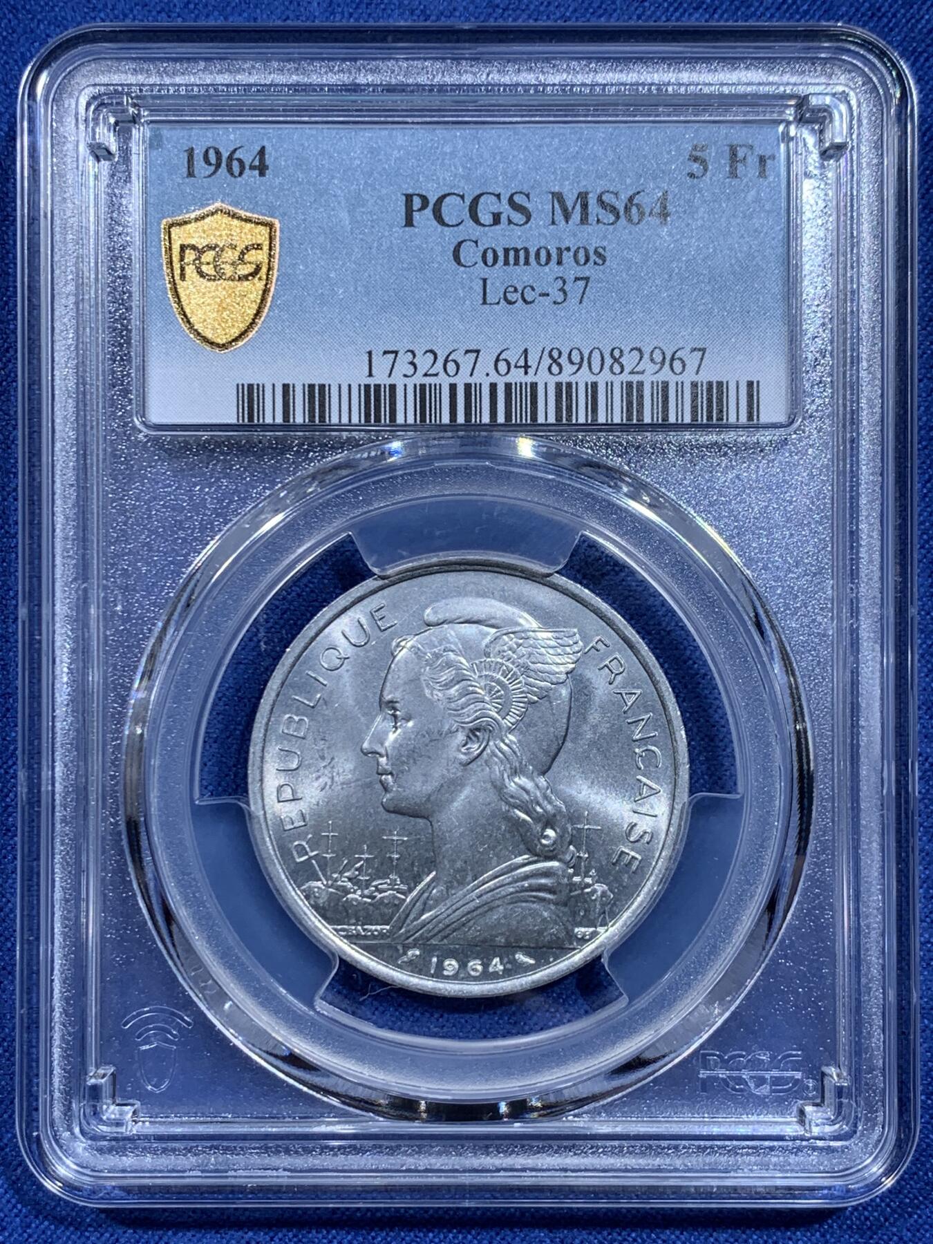《竞宝斋》第359场 周日，周一  2场连拍 （全场包邮） PCGS MS64 科摩罗1964年5法郎大铝币 64对铝币来说非常不容易的分数了 两面转光 图案富有异域风情 喜欢法属的不要错过了